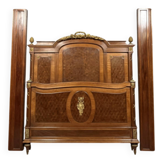 Lit de centre Parisien style Louis XVI en marquèterie et bronzes dorés