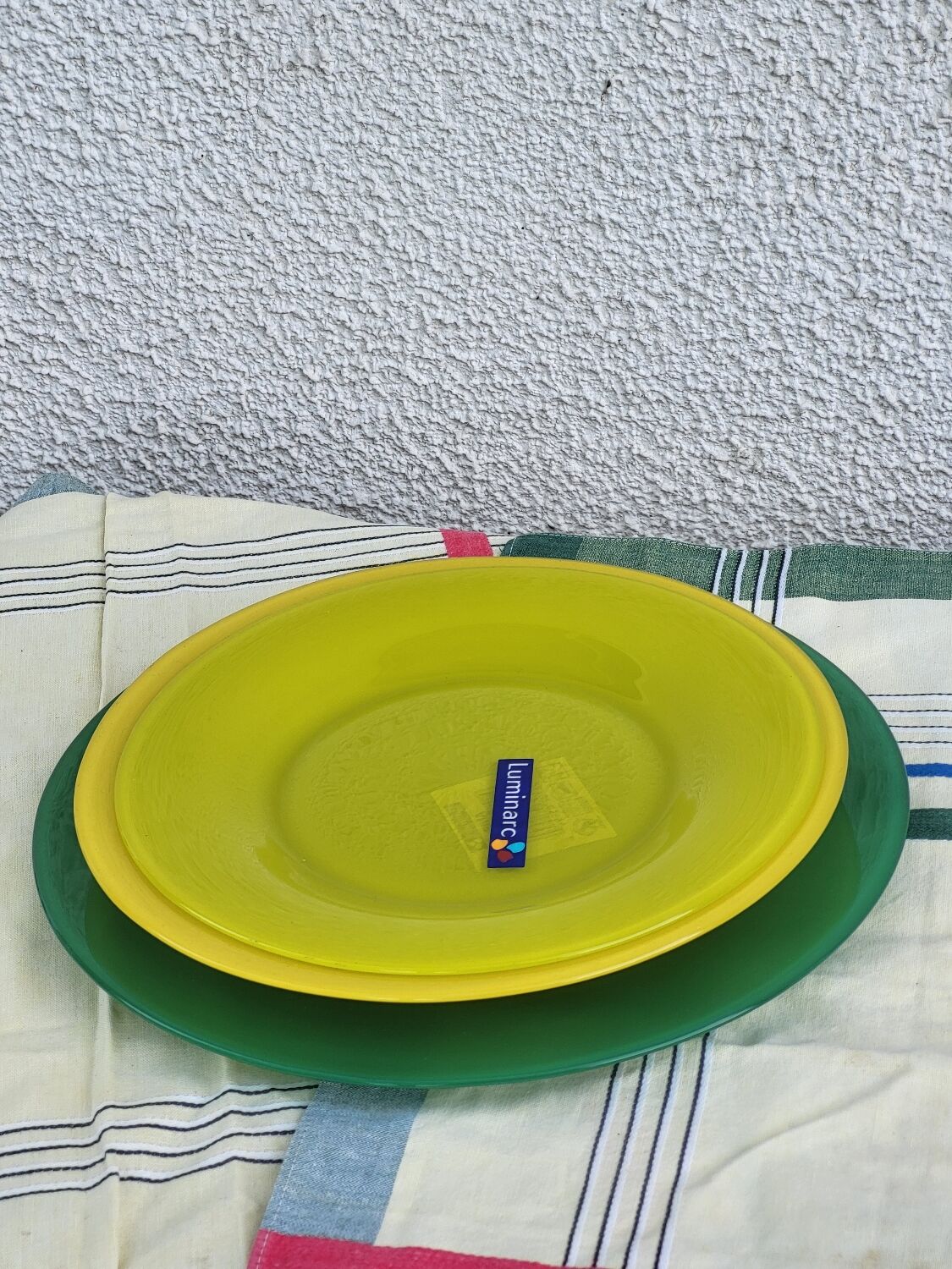 18 assiettes Memphis