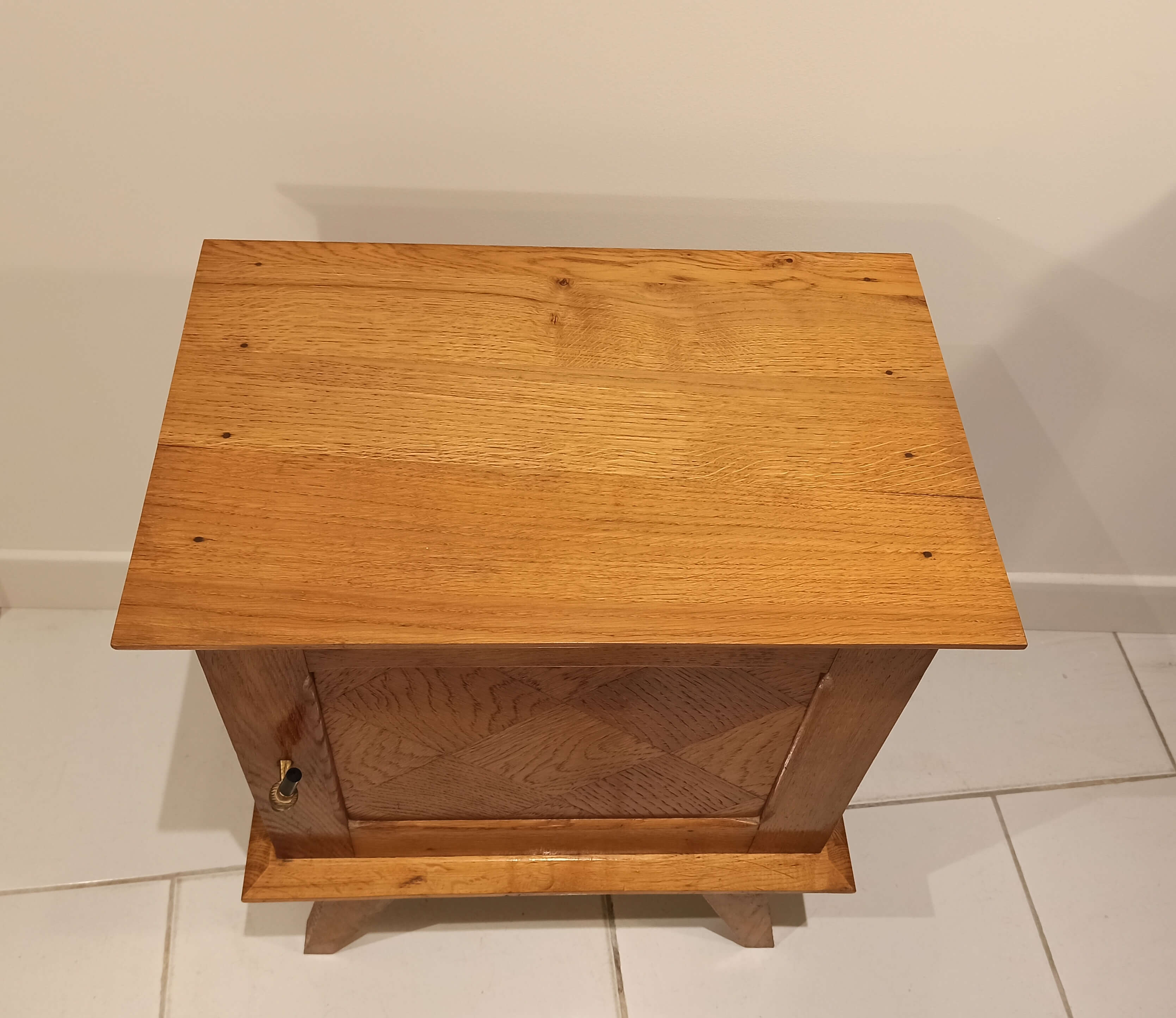 Chevet table de nuit vintage pieds compas et marquetteries bois massif