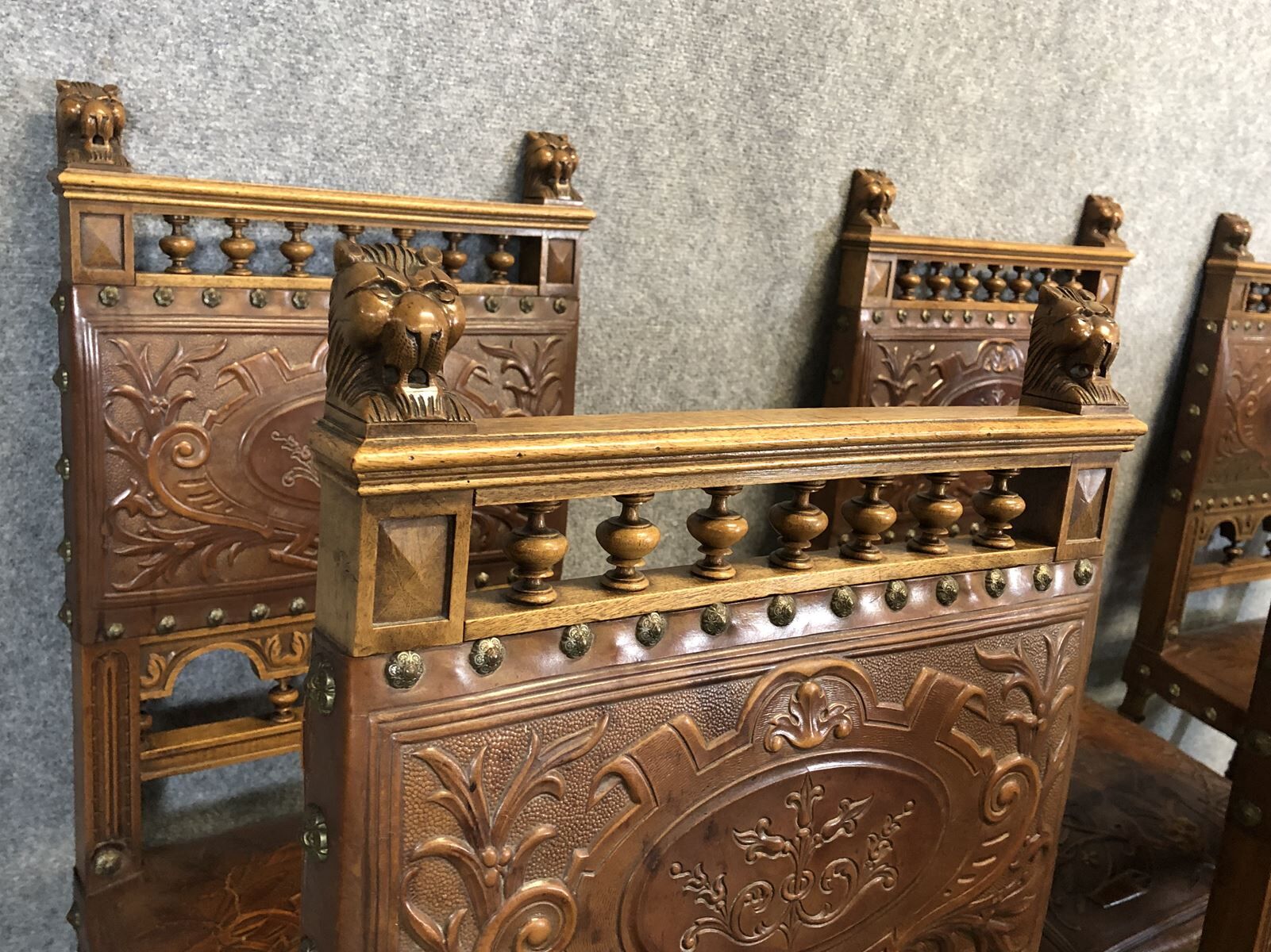 Suite of 9 Henry II chairs in walnut and leather - 1900s