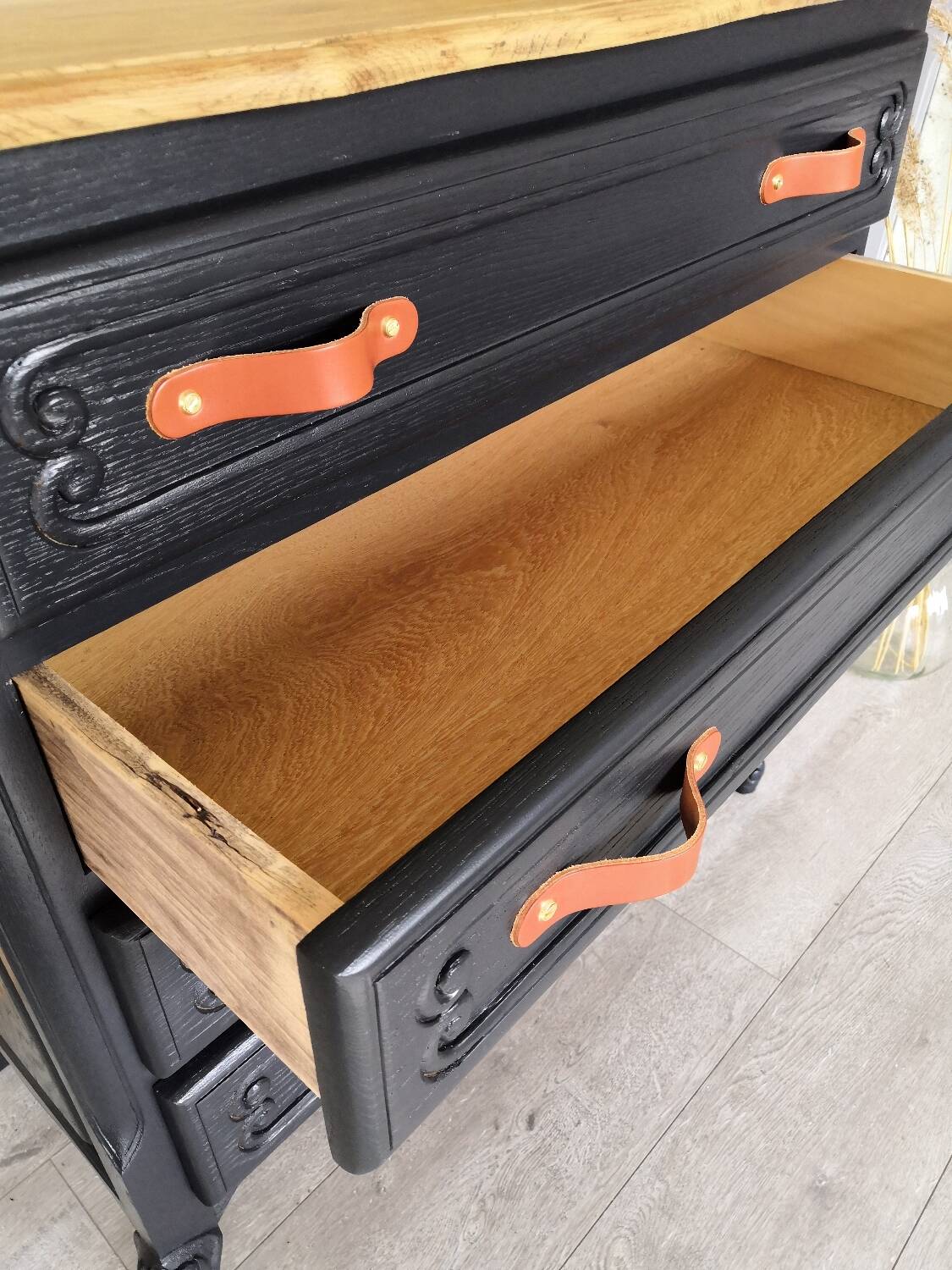 Oak chest of drawers