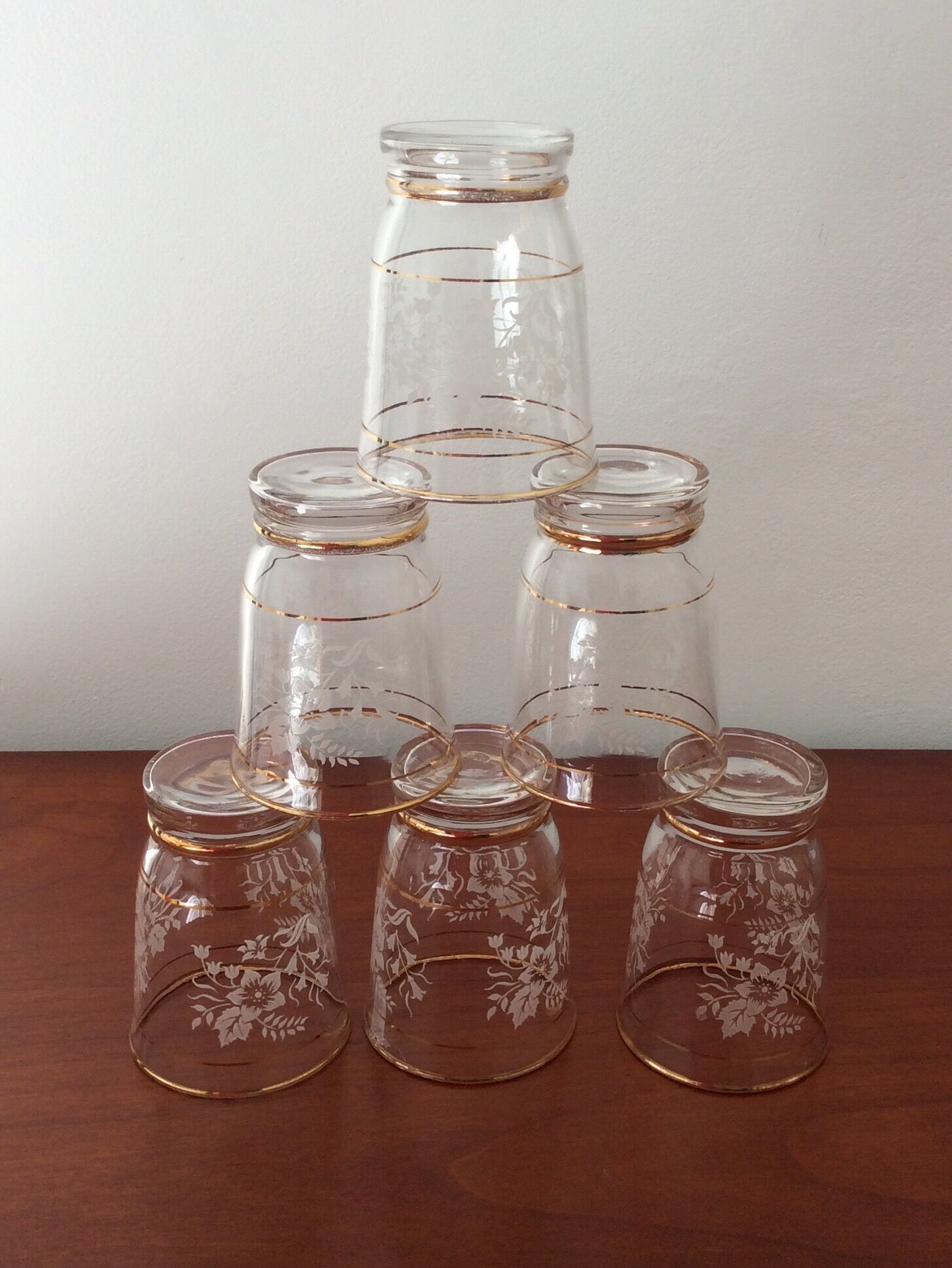 Set of 6 glasses decorations relief white flowers and golden edging - vintage