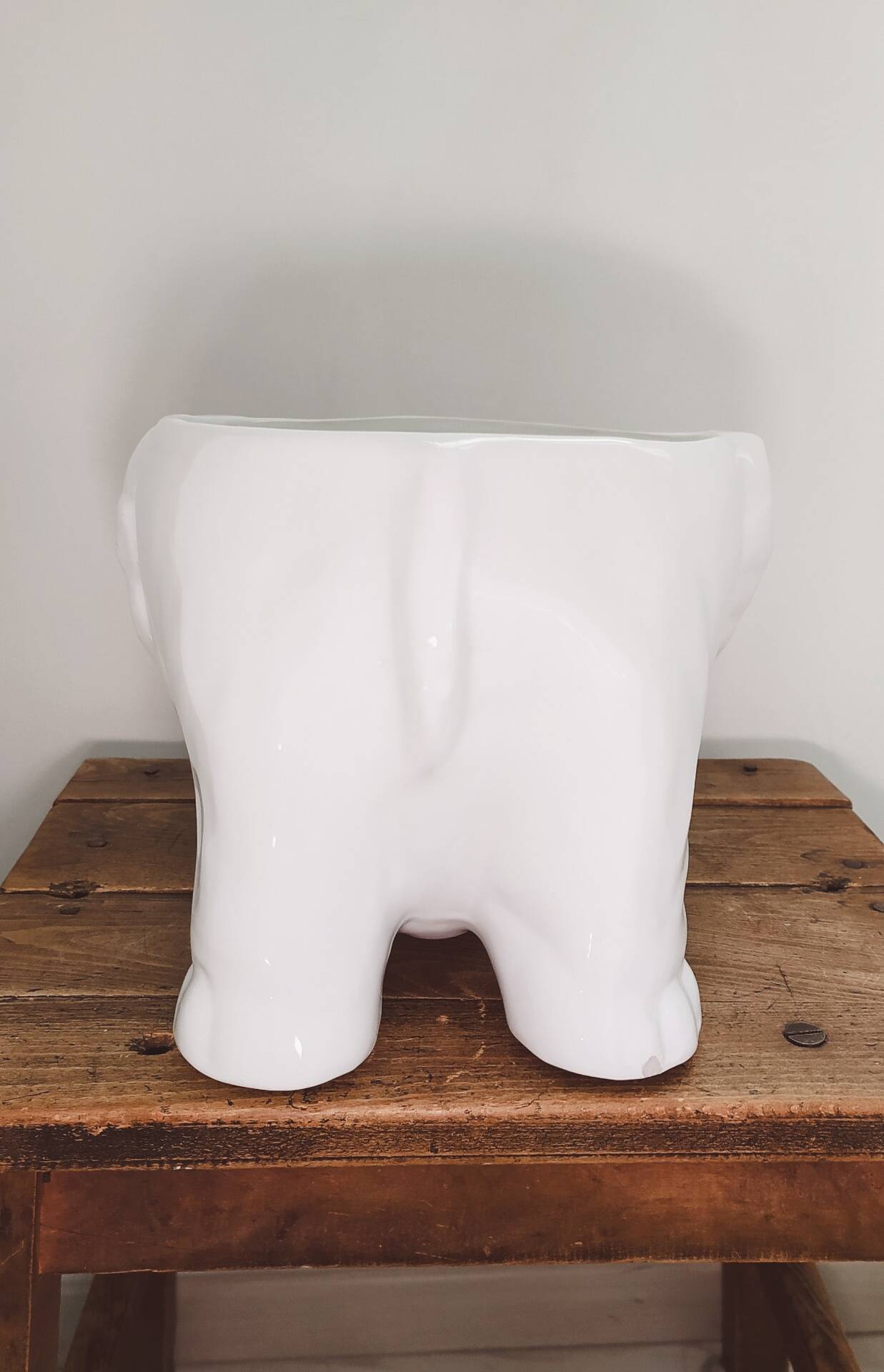 Elephant-shaped cache-pot • Ceramic