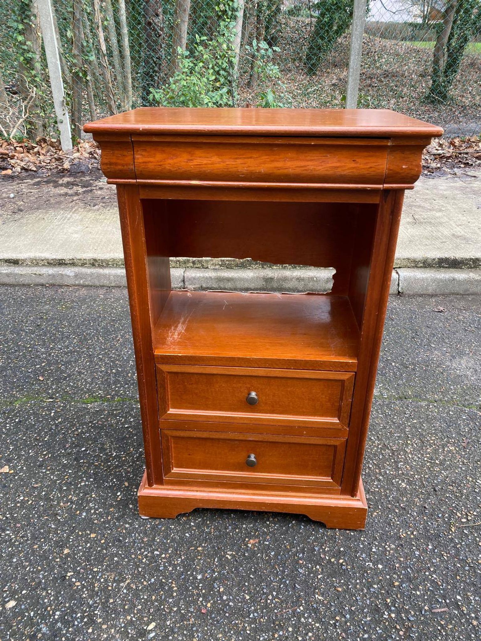 Louis Philippe chest of drawers in solid wood with 3 drawers.