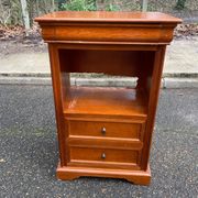Louis Philippe chest of drawers in solid wood with 3 drawers.