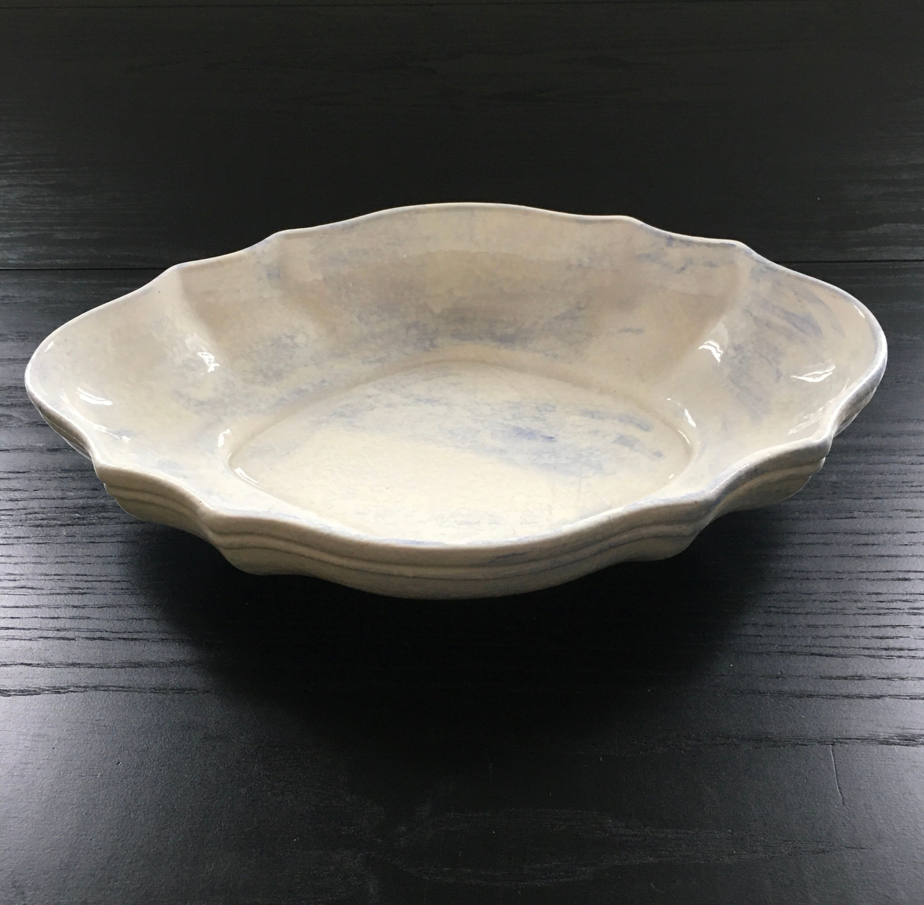 Scalloped hollow dish