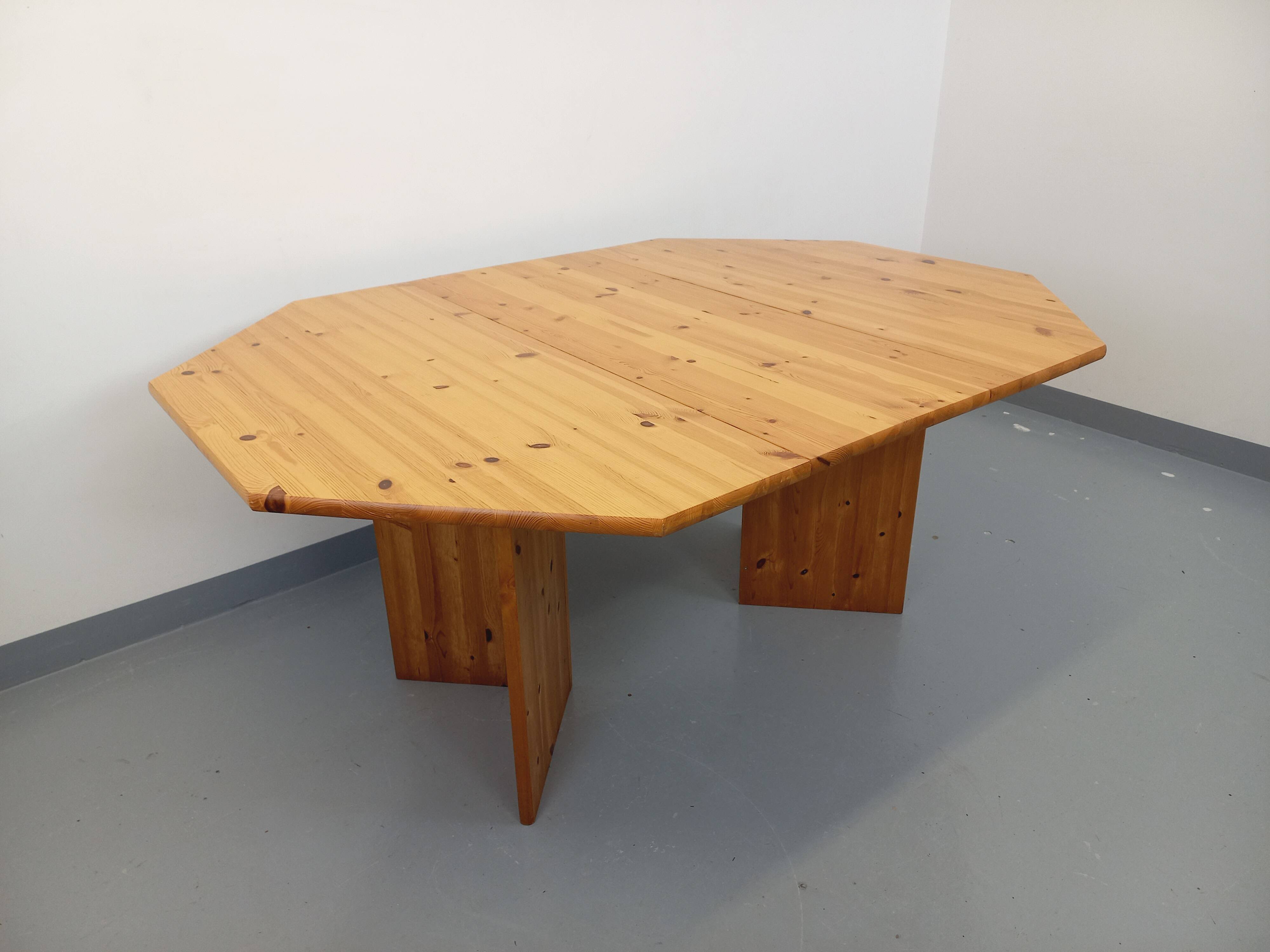 Vintage octagonal dining table from the 1980s in pine with an extension.