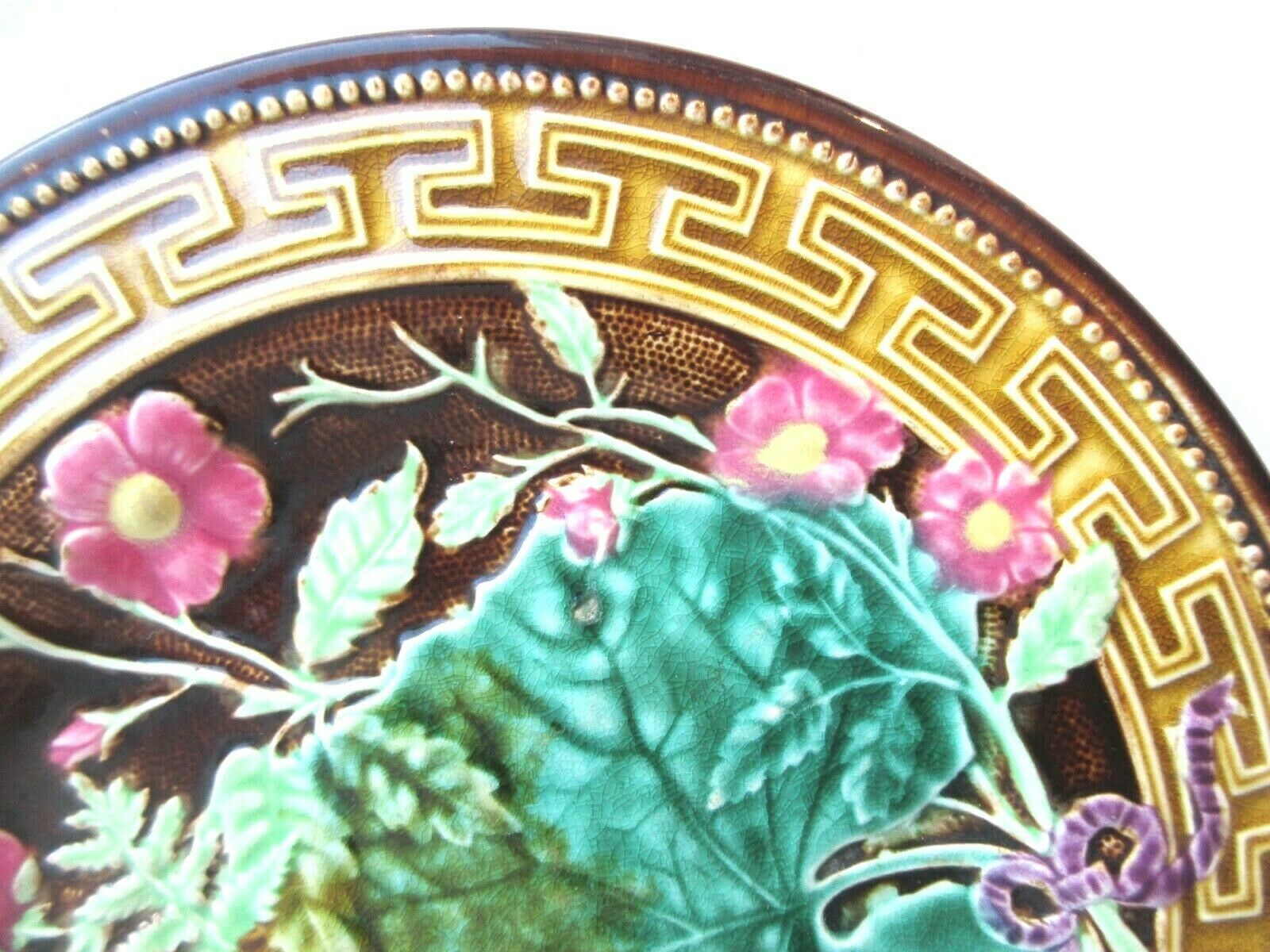 Slurry plate Choisy le Roi: Leaves and flowers bound by a ribbon
