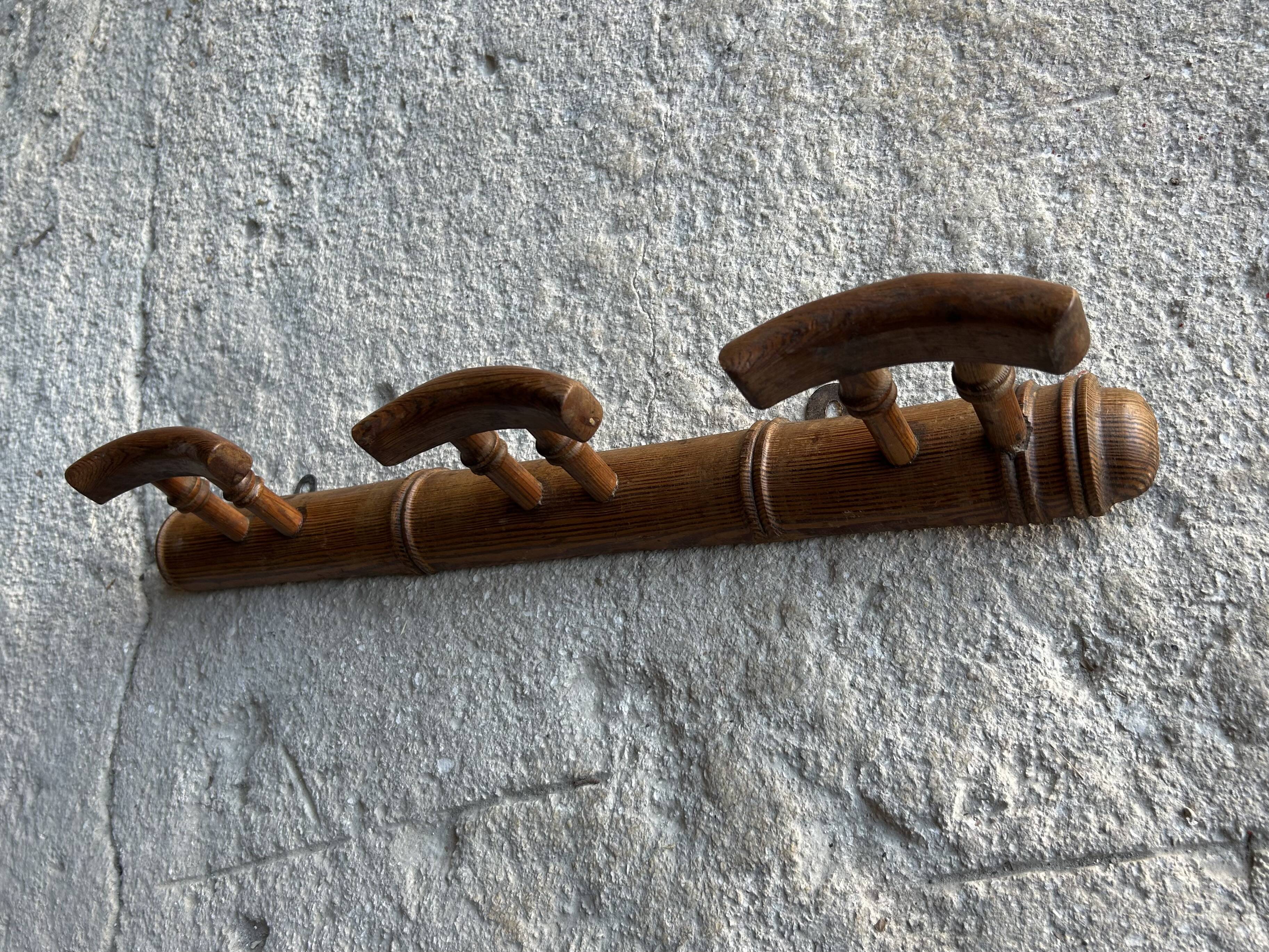 Portemanteau en pin ancien