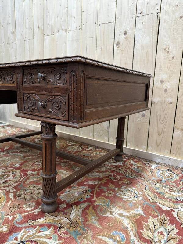 Bureau plat en chêne massif de style Renaissance