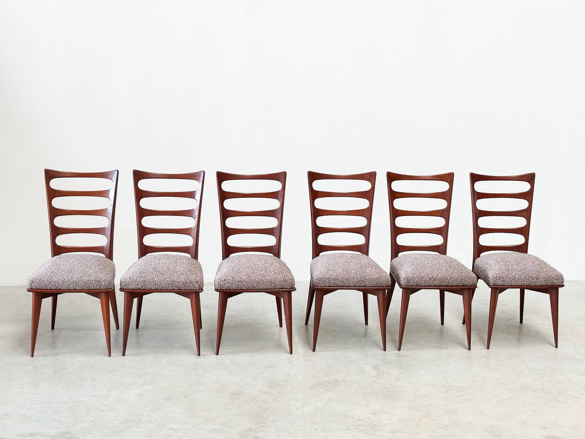 Ensemble de six chaises de salle à manger par Gaston Poisson
