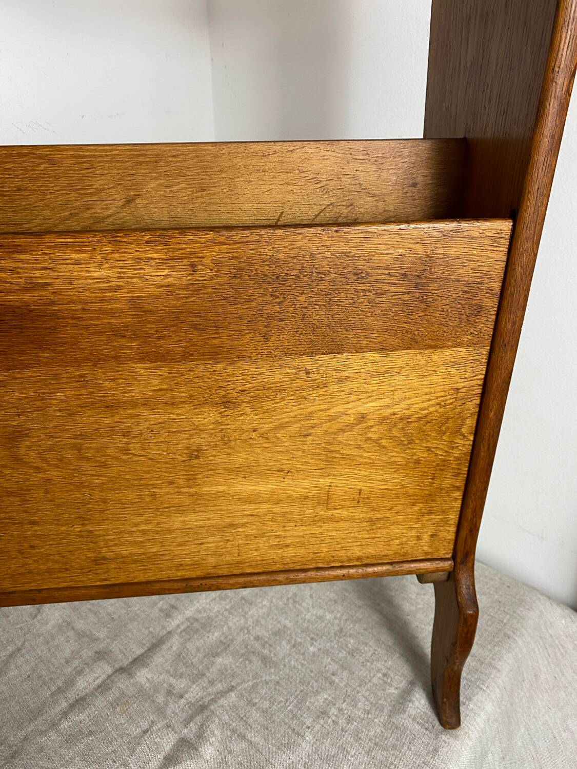Porte-revues en bois avec repose verres
