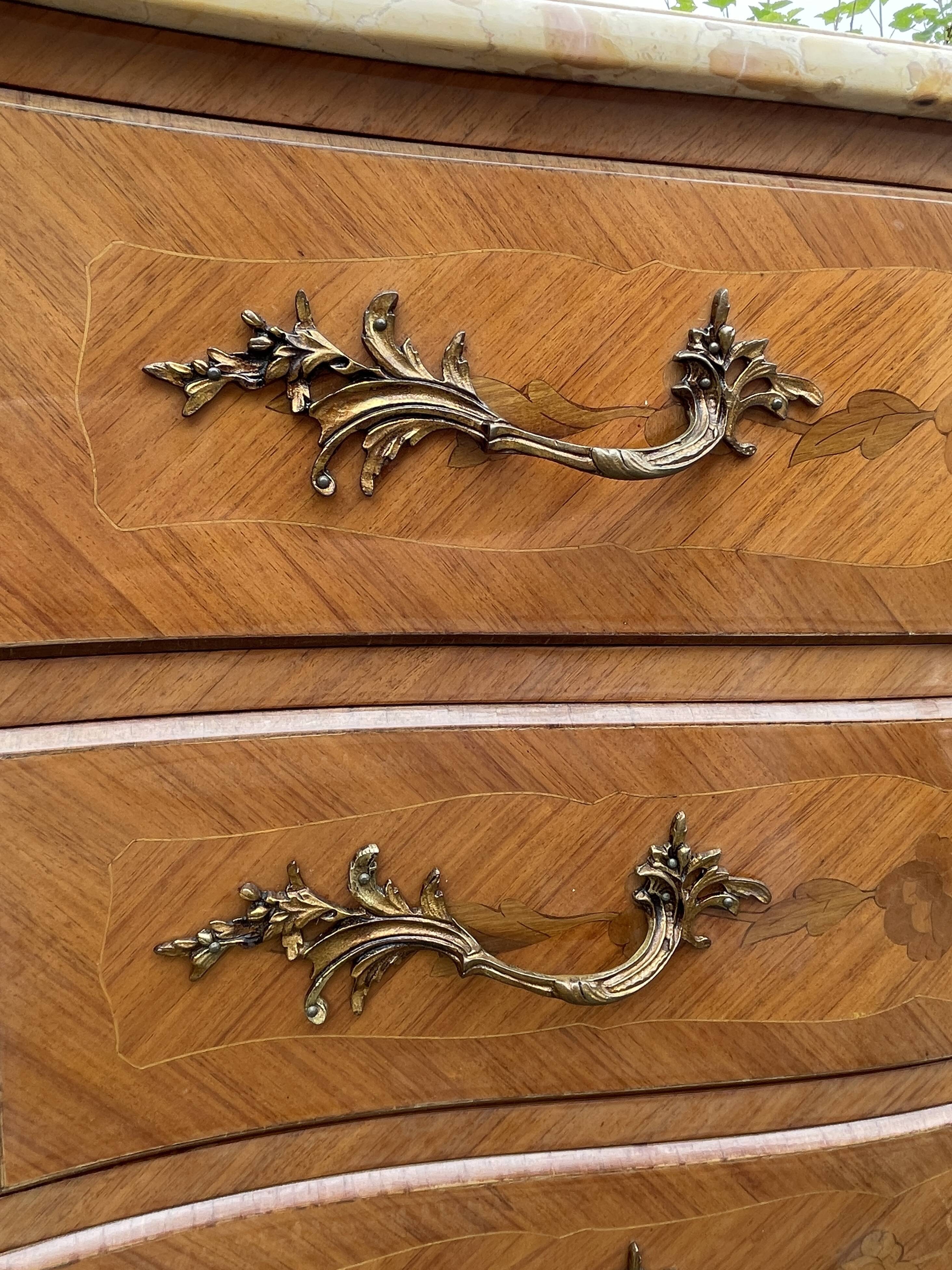 Louis XV style commode in marquetry, 20th century.