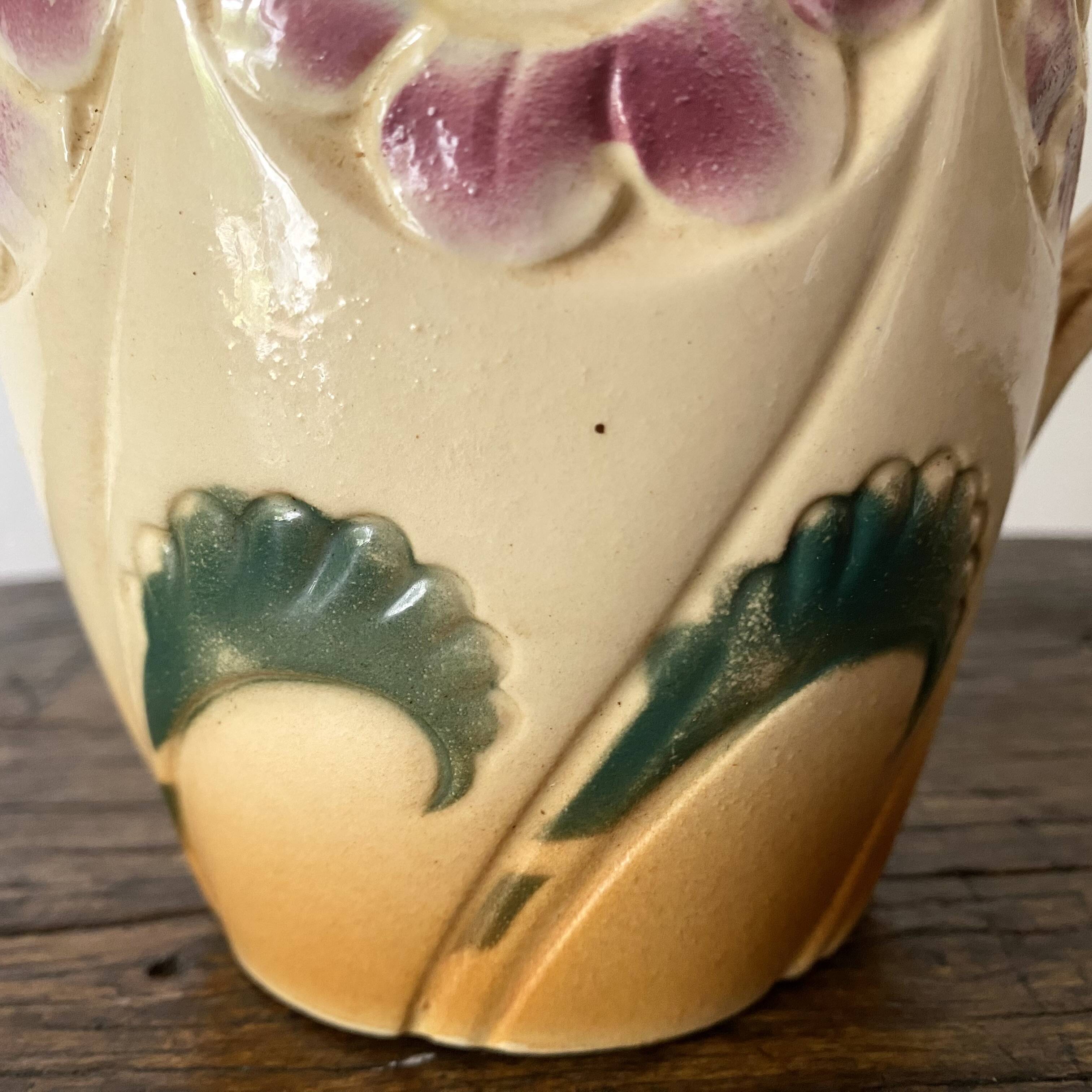 Pichet en barbotine fleurs