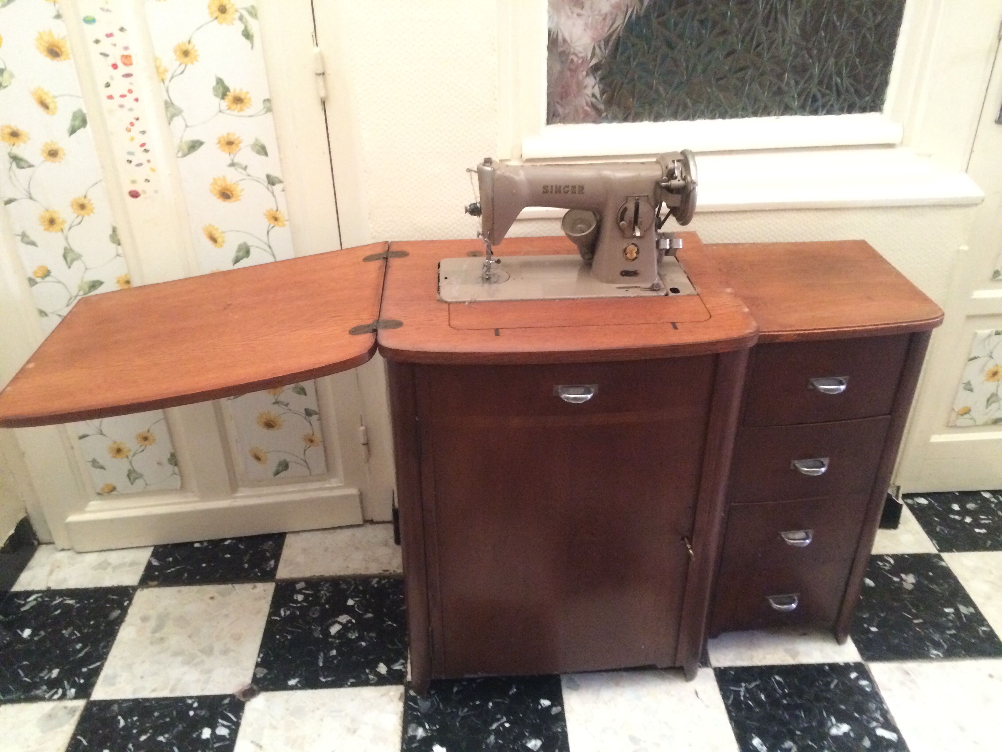 Meuble avec machine à coudre Selency