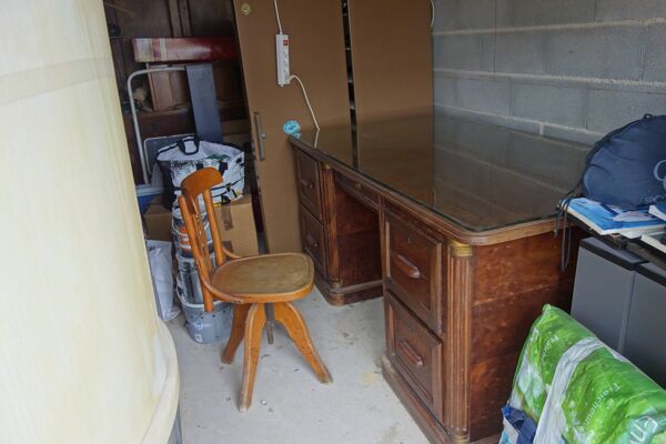 Bureau en bois massif notaire et chaise américaine pivotante