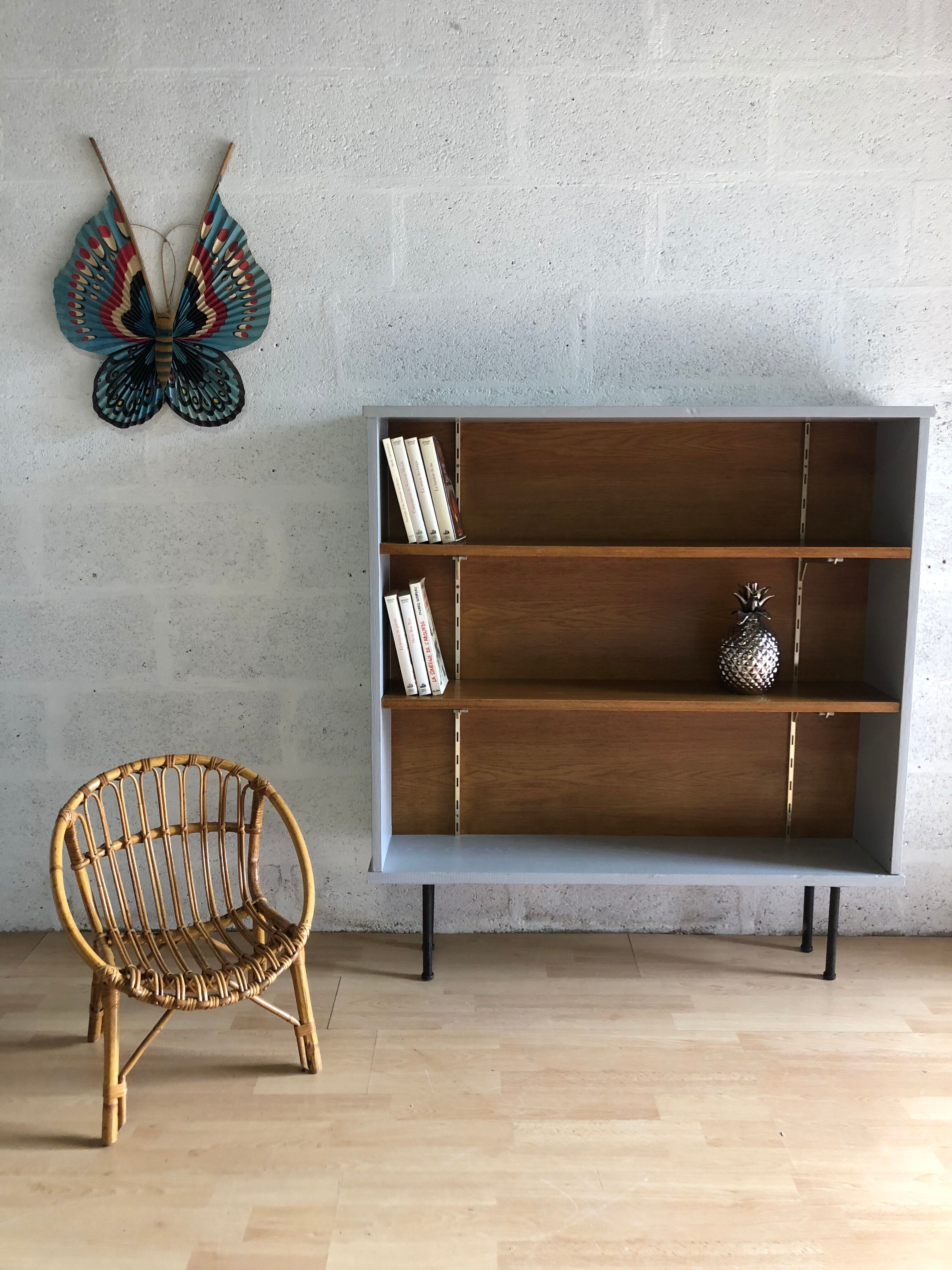 Shallow vintage library