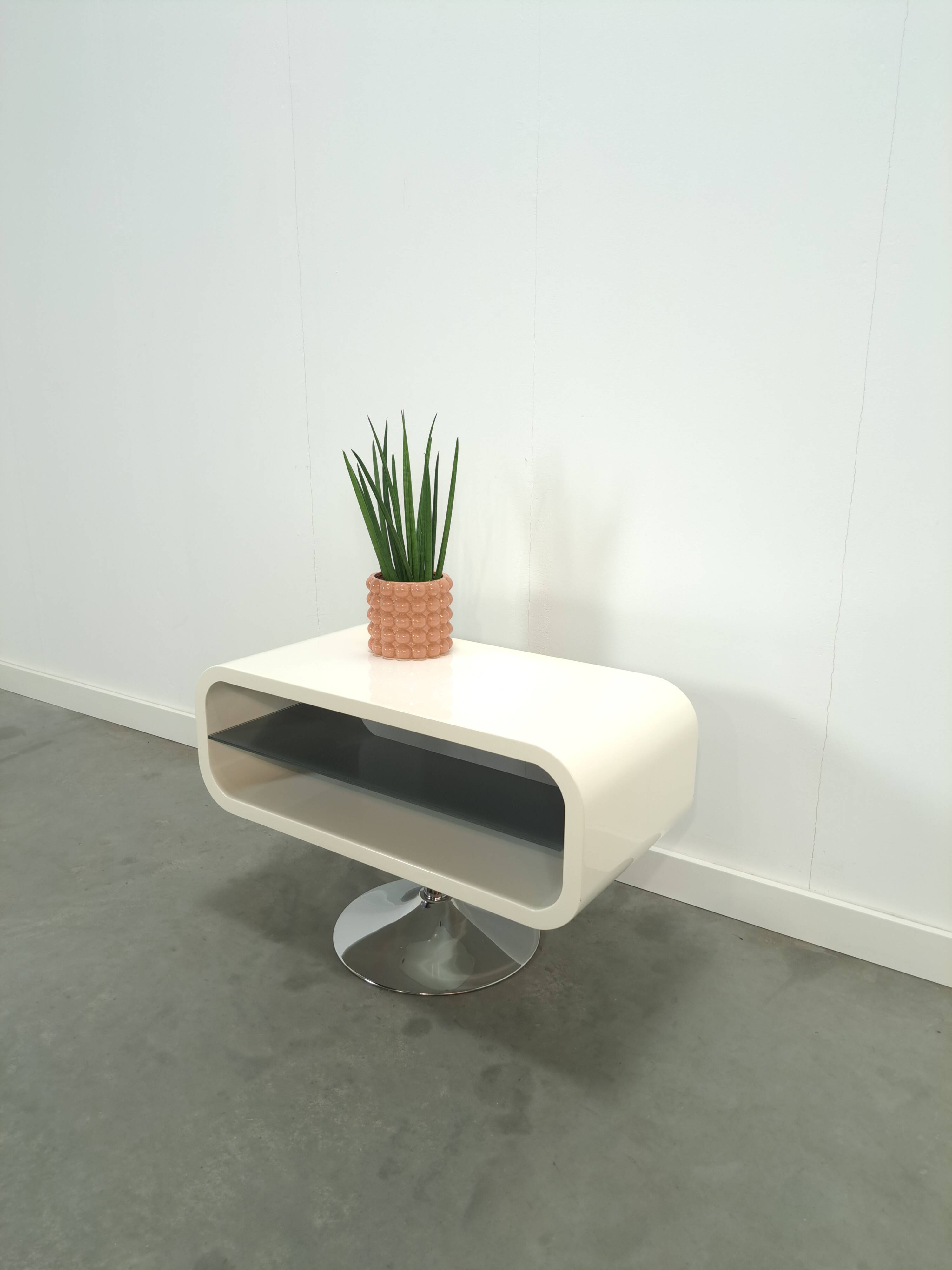 Witte tafel met afgeronde hoeken en glassen blade, tv meubel