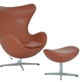 Fauteuil Egg et son repose pied d’Arne  Jacobsen  Edité par Fritz Hansen.