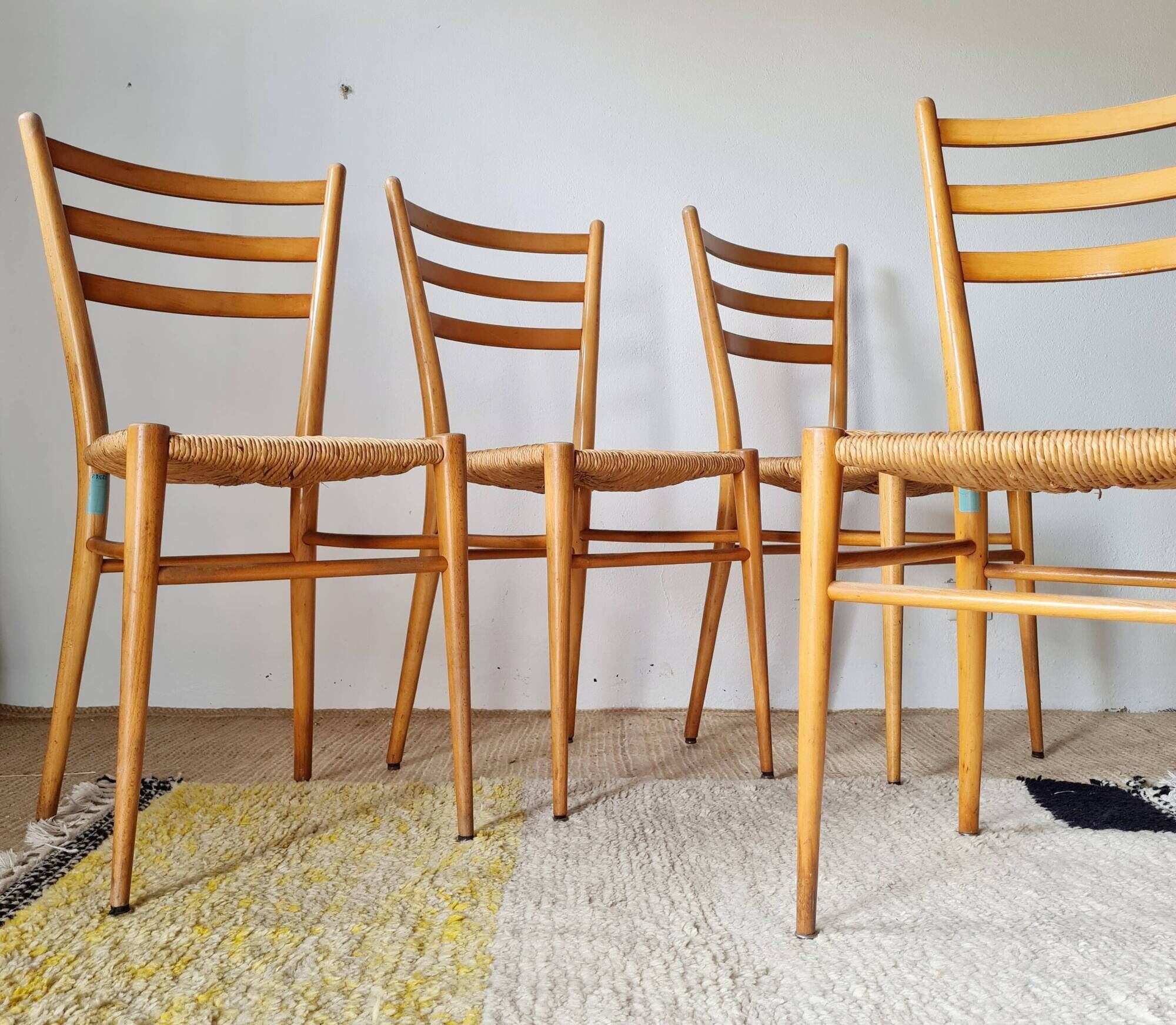 Set of 4 vintage Italian chairs in wood and straw.