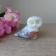 Figurine chouette en porcelaine décor de fruits, chouette miniature avec fruits du jardin