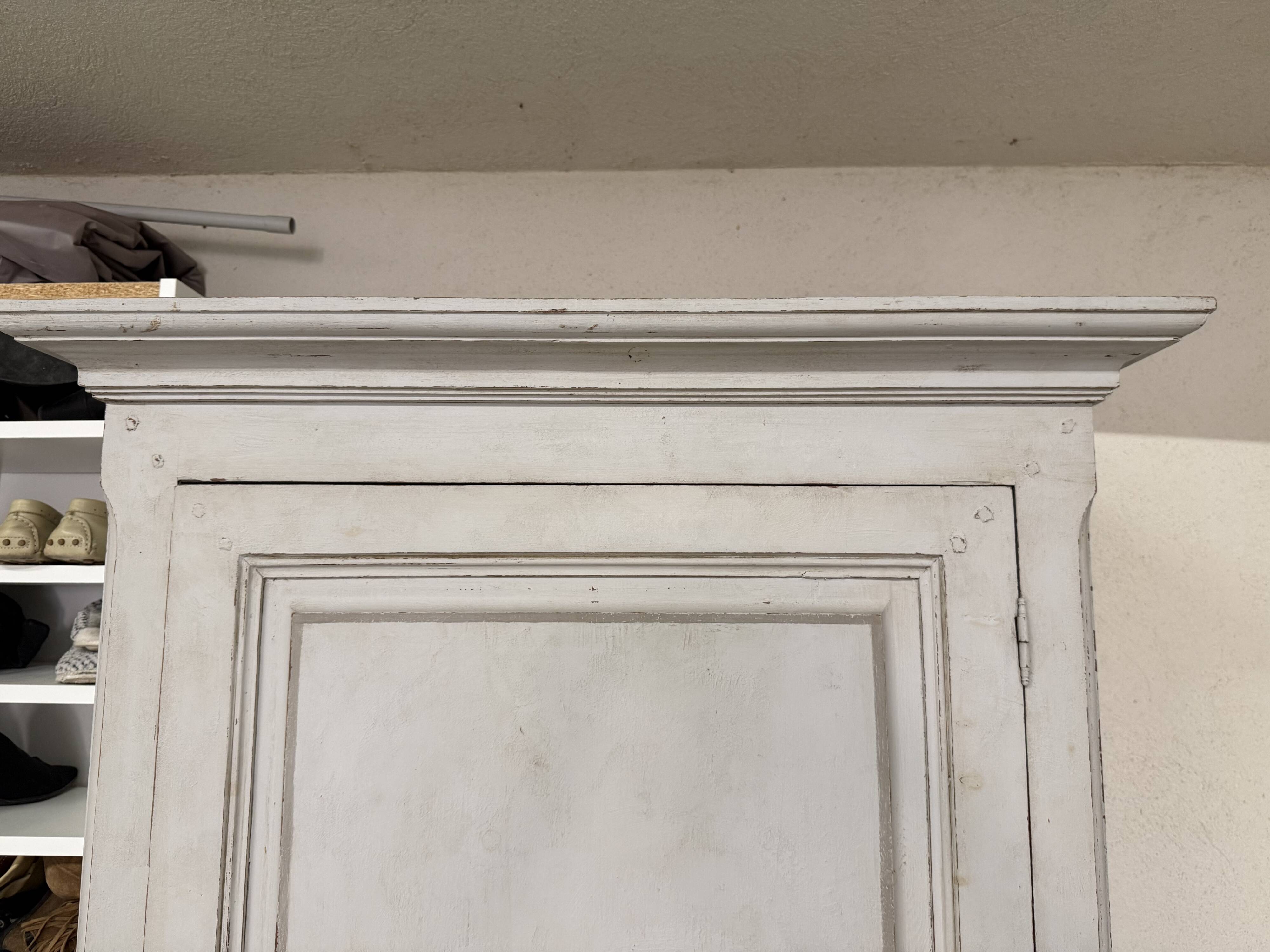 Grey patinated lacquered wooden bonnetière with moulding