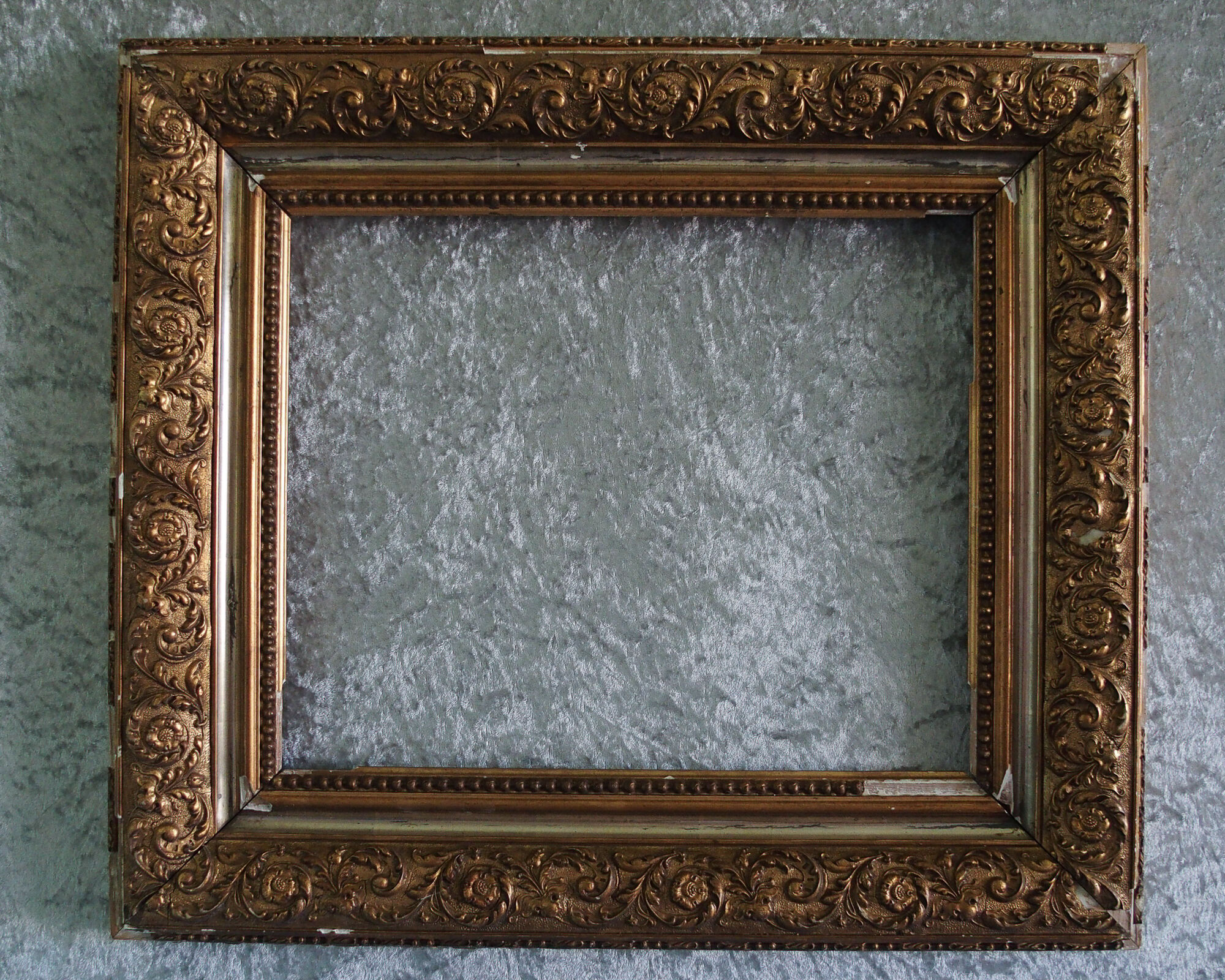 Cadre en bois décor stuc doré