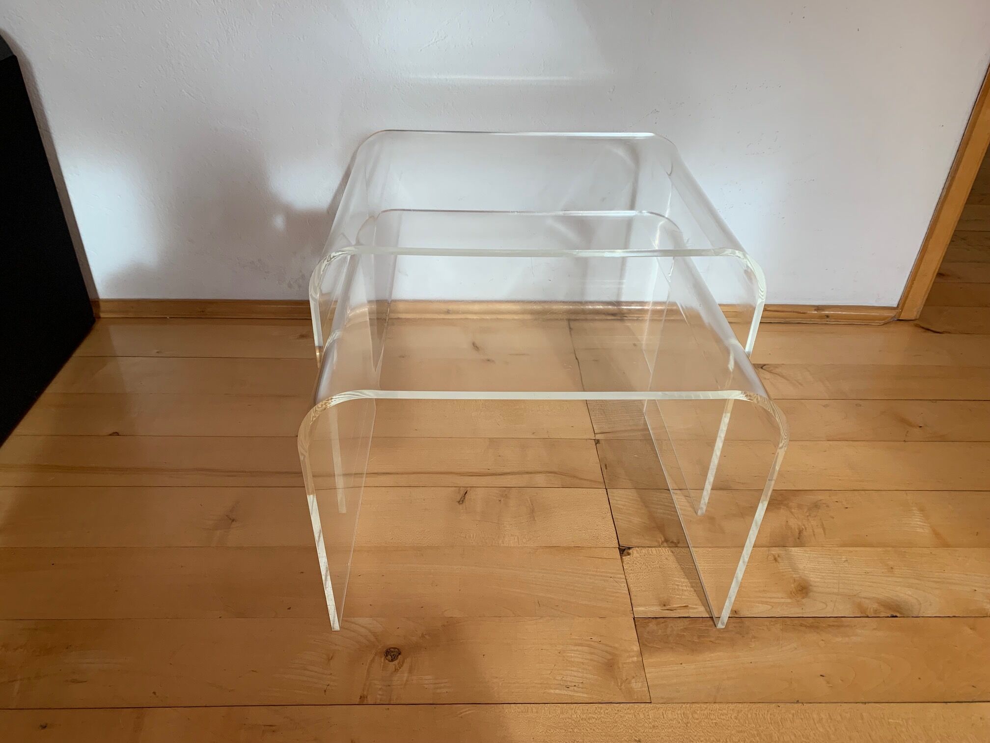 Une paire de tables Lucite des années 1970