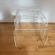 Une paire de tables Lucite des années 1970