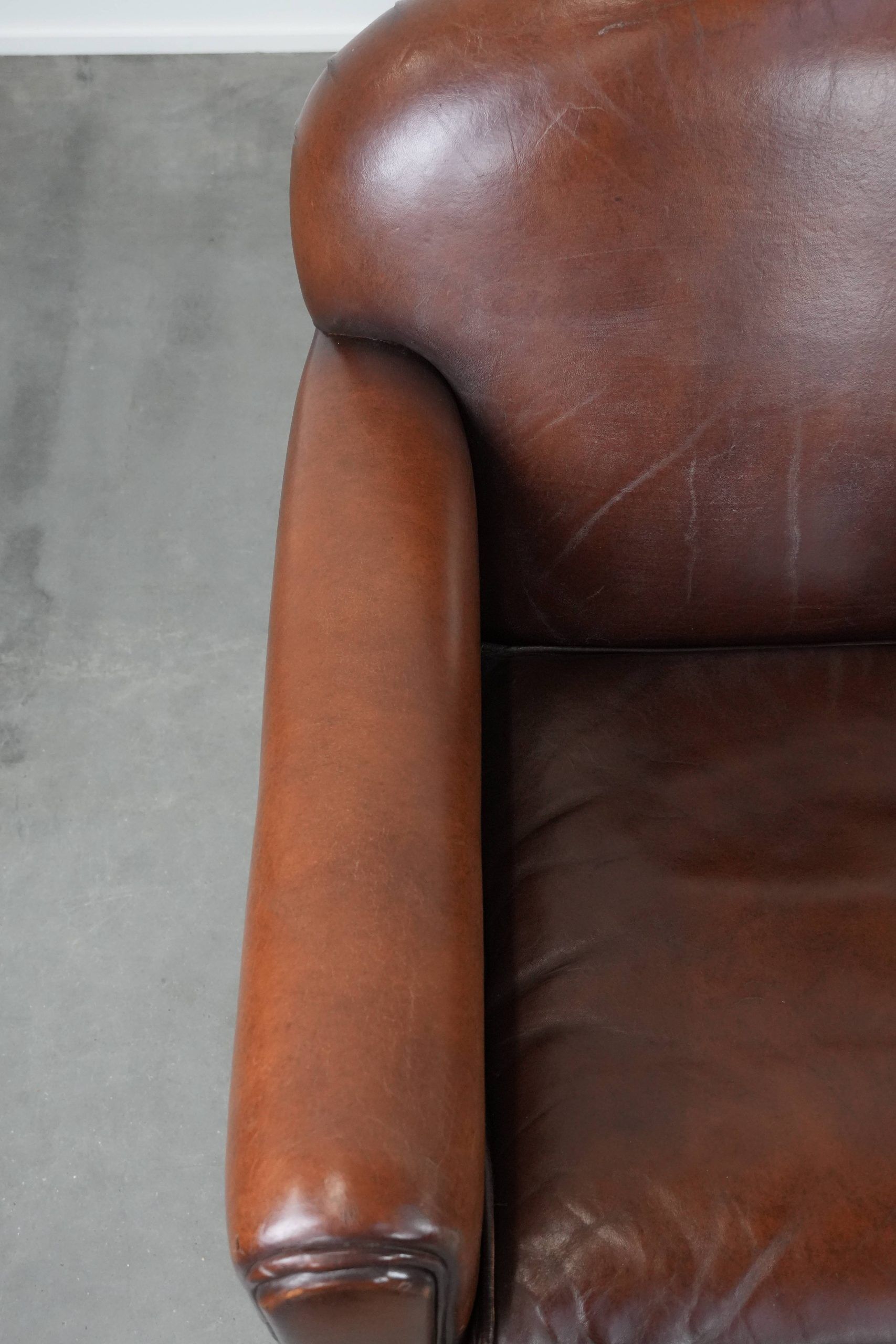 Ensemble de 2 fauteuils en peau de mouton au design art déco avec des couleurs chaudes.