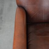 Ensemble de 2 fauteuils en peau de mouton au design art déco avec des couleurs chaudes.