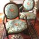 Paire de fauteuils à dossier médaillon de style louis XVI