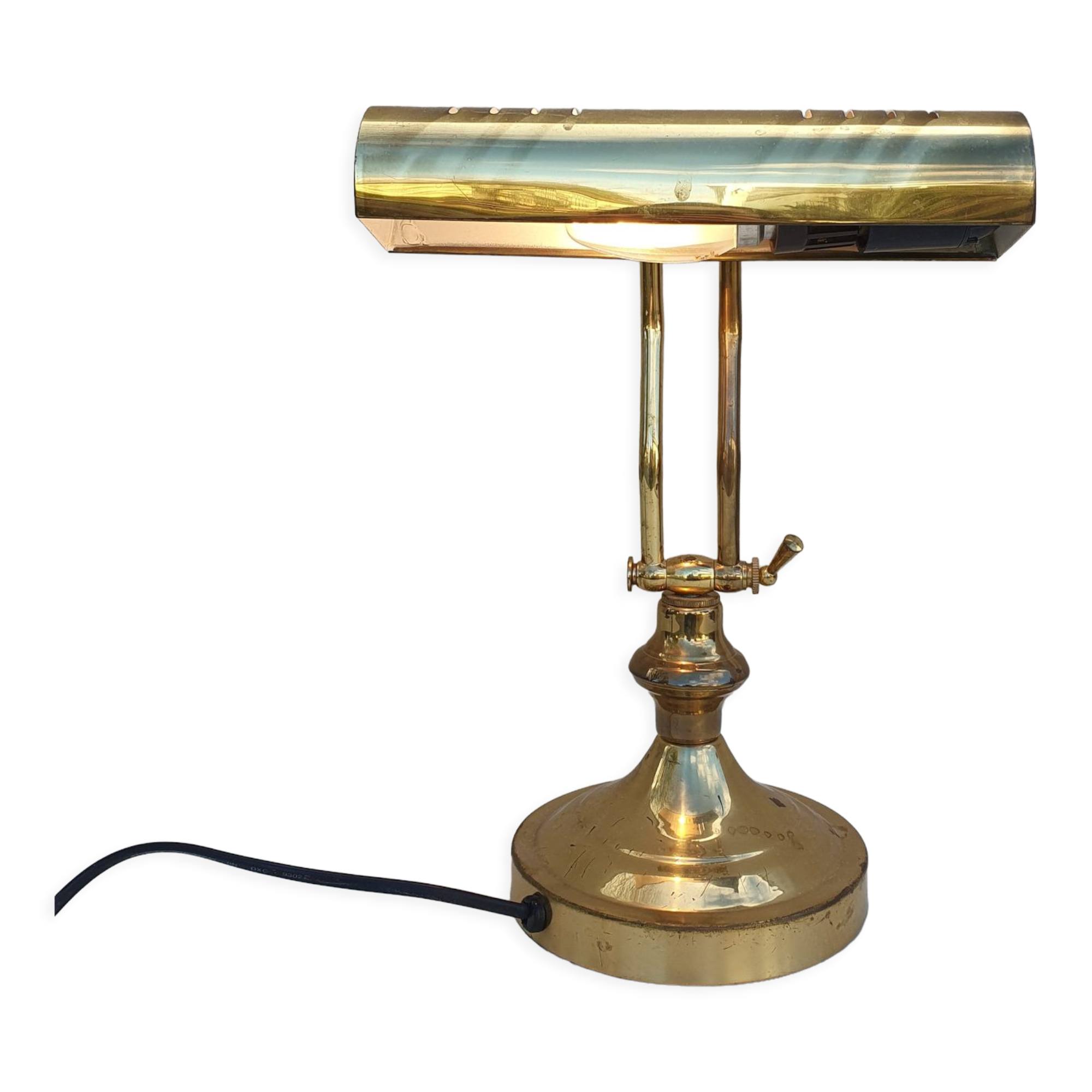 Banker's lamp to table