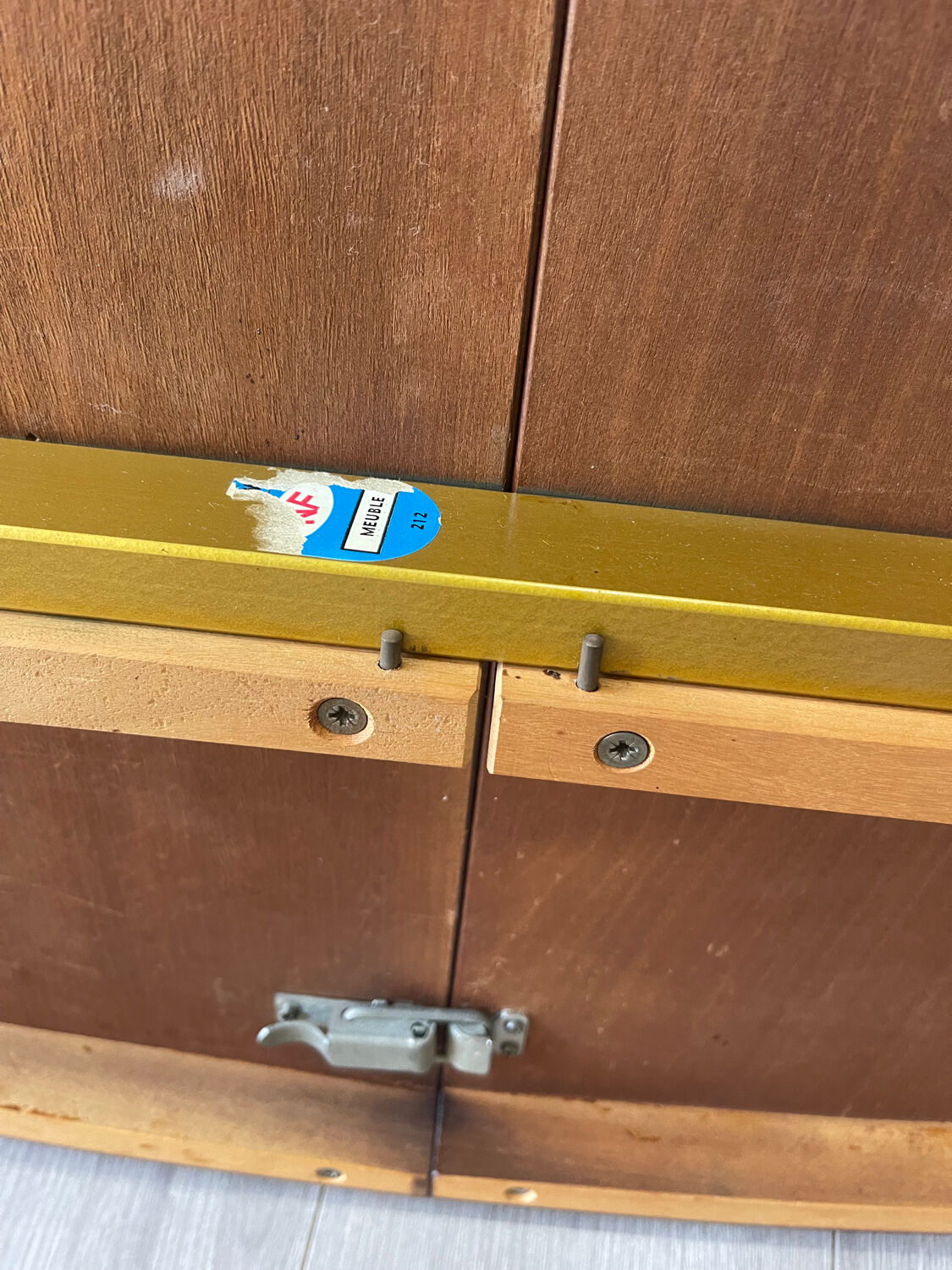 Extendable oval table Baumann, for up to 12 place settings.