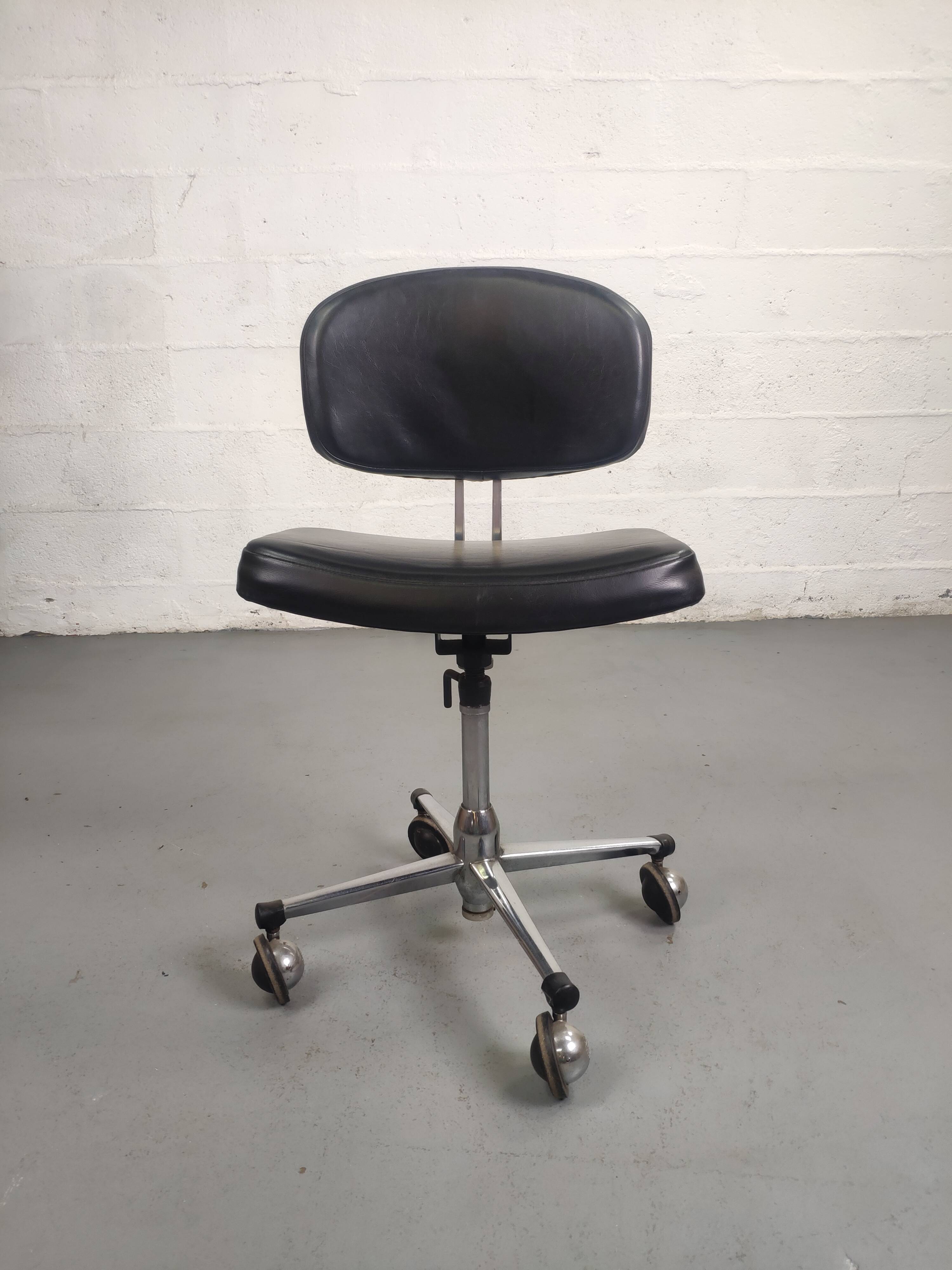 Chaise de bureau industrielle vintage à roulette skaï noir et chrome