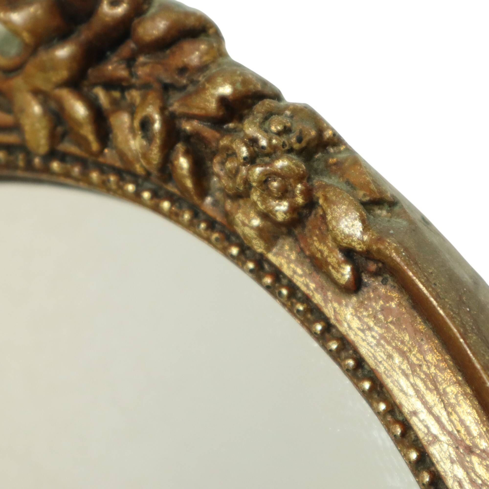 Miroir ovale vintage en résine dorée à la feuille d'or, style années 60. Classique.