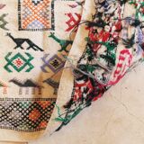 Tapis kilim marocain avec motifs animaux et géométriques 95x145 cm