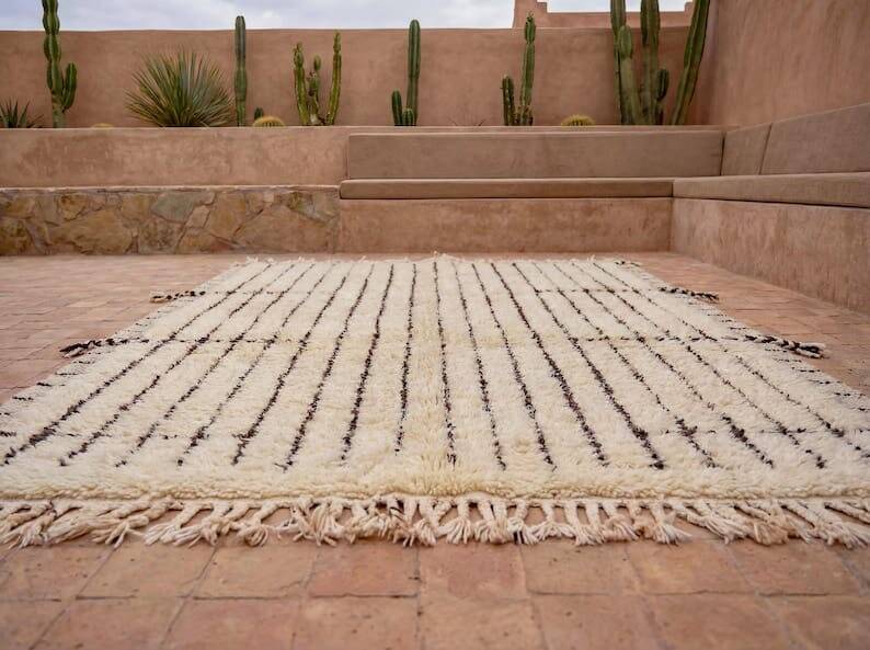 Handwoven traditional Berber rug, size 1.5/2.5 m.