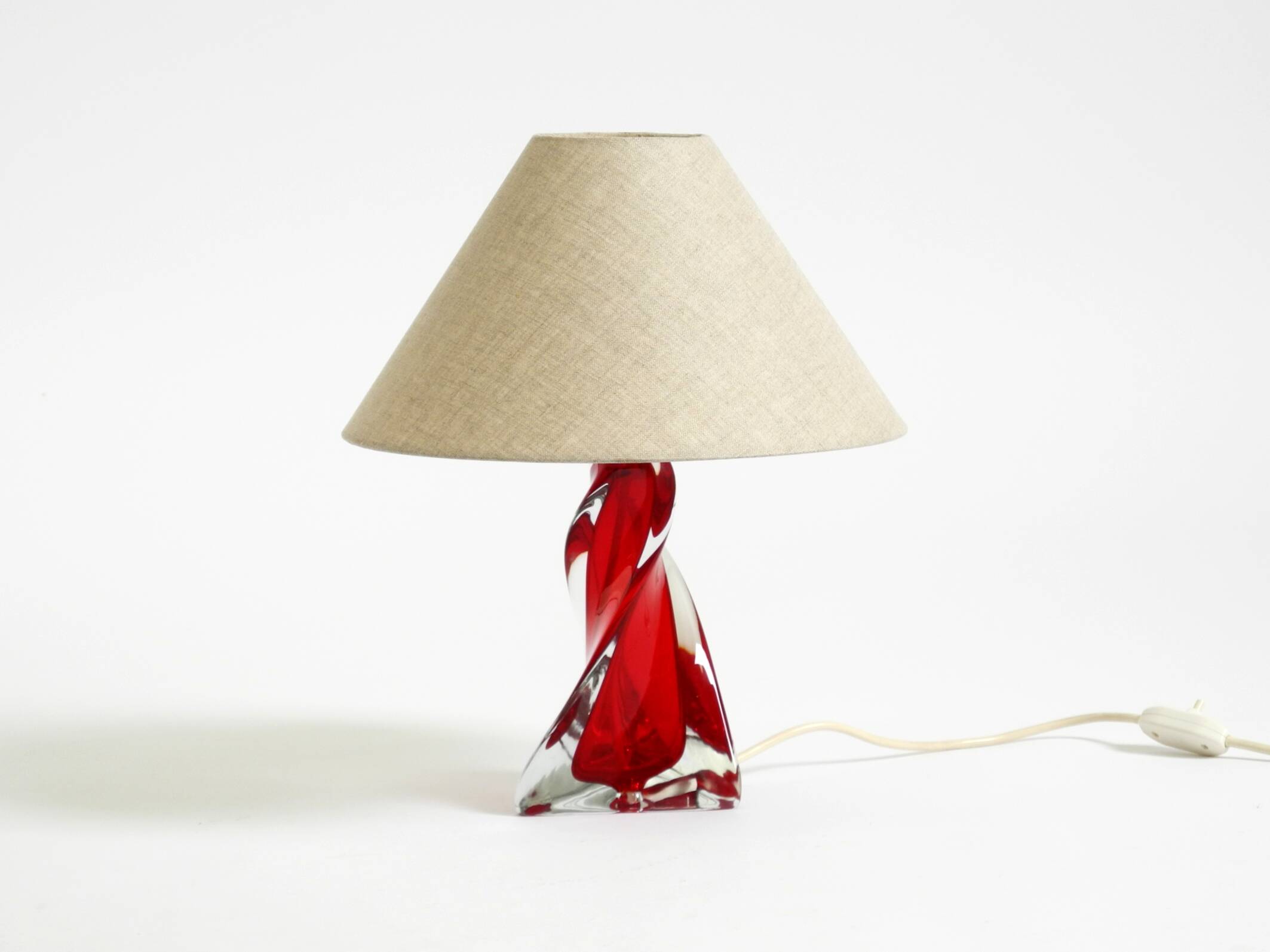 Lampe de table du milieu du siècle en verre cristal solide rouge et transparent.