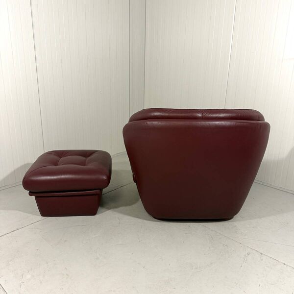 Fauteuil et repose-pieds en cuir bourgogne français de style futuriste des années 1970.