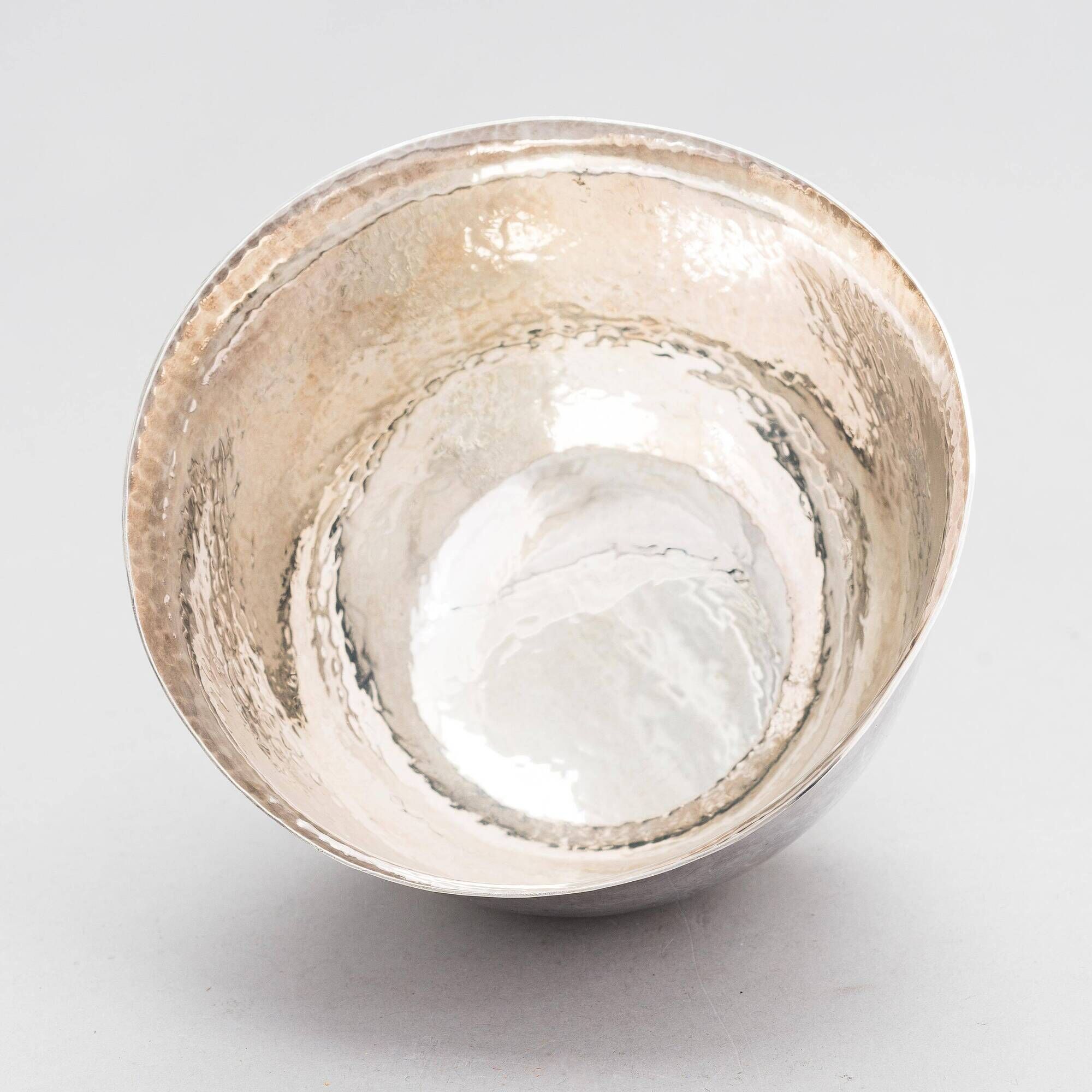 Eric Löfman Hammered sterling silver bowl MGAB, Uppsala 1986 Stamped