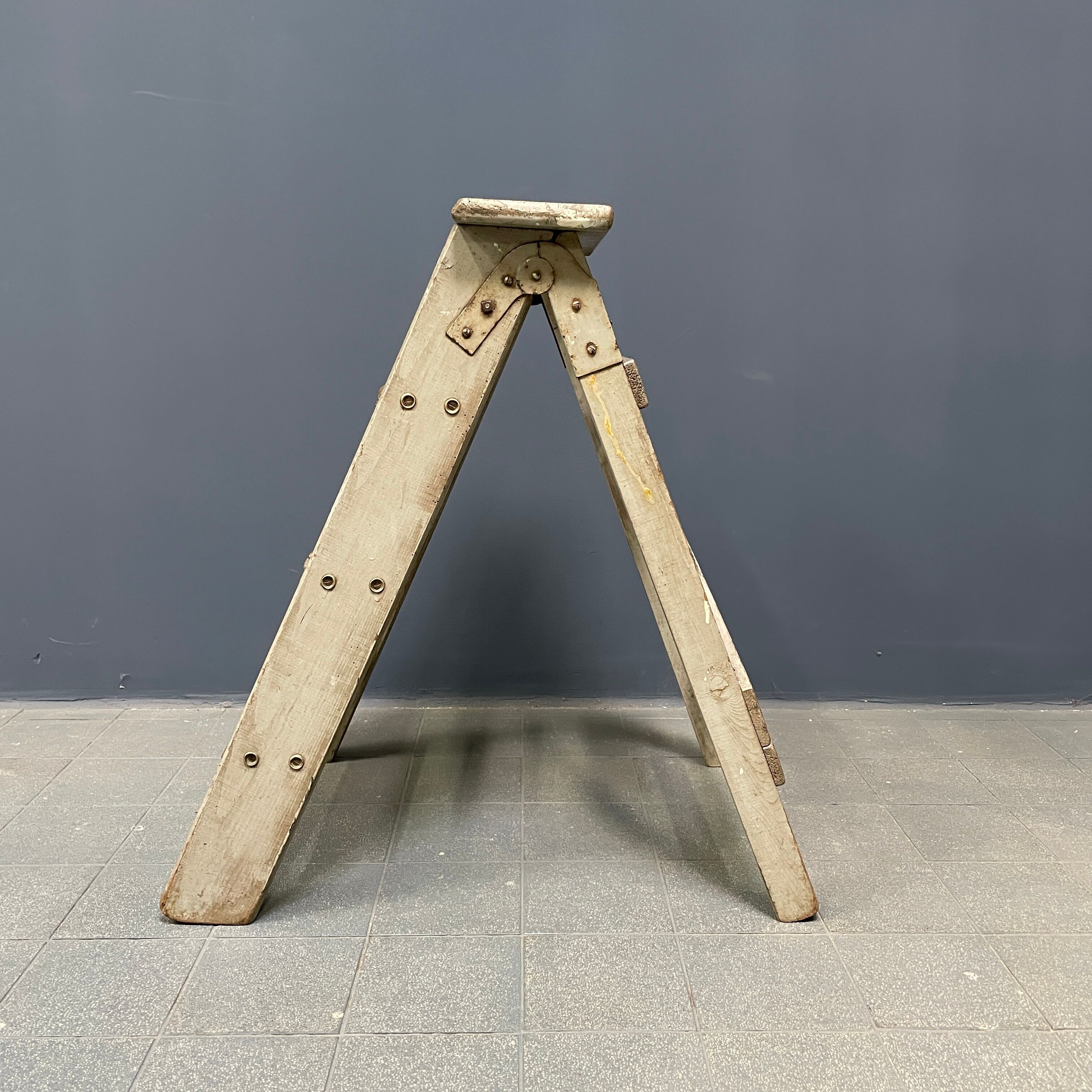 Escaliers ou marches en brocante gris clair