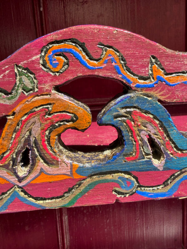 Étagère murale folklorique en bois peint