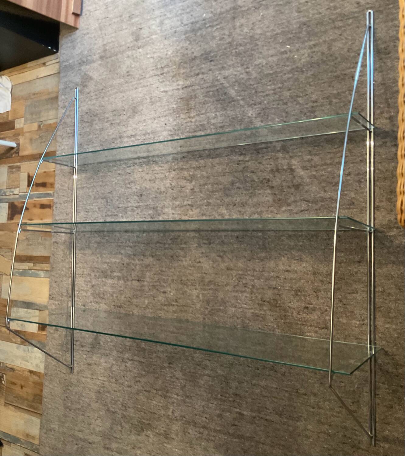 Half-moon design shelf in chromed metal and glass