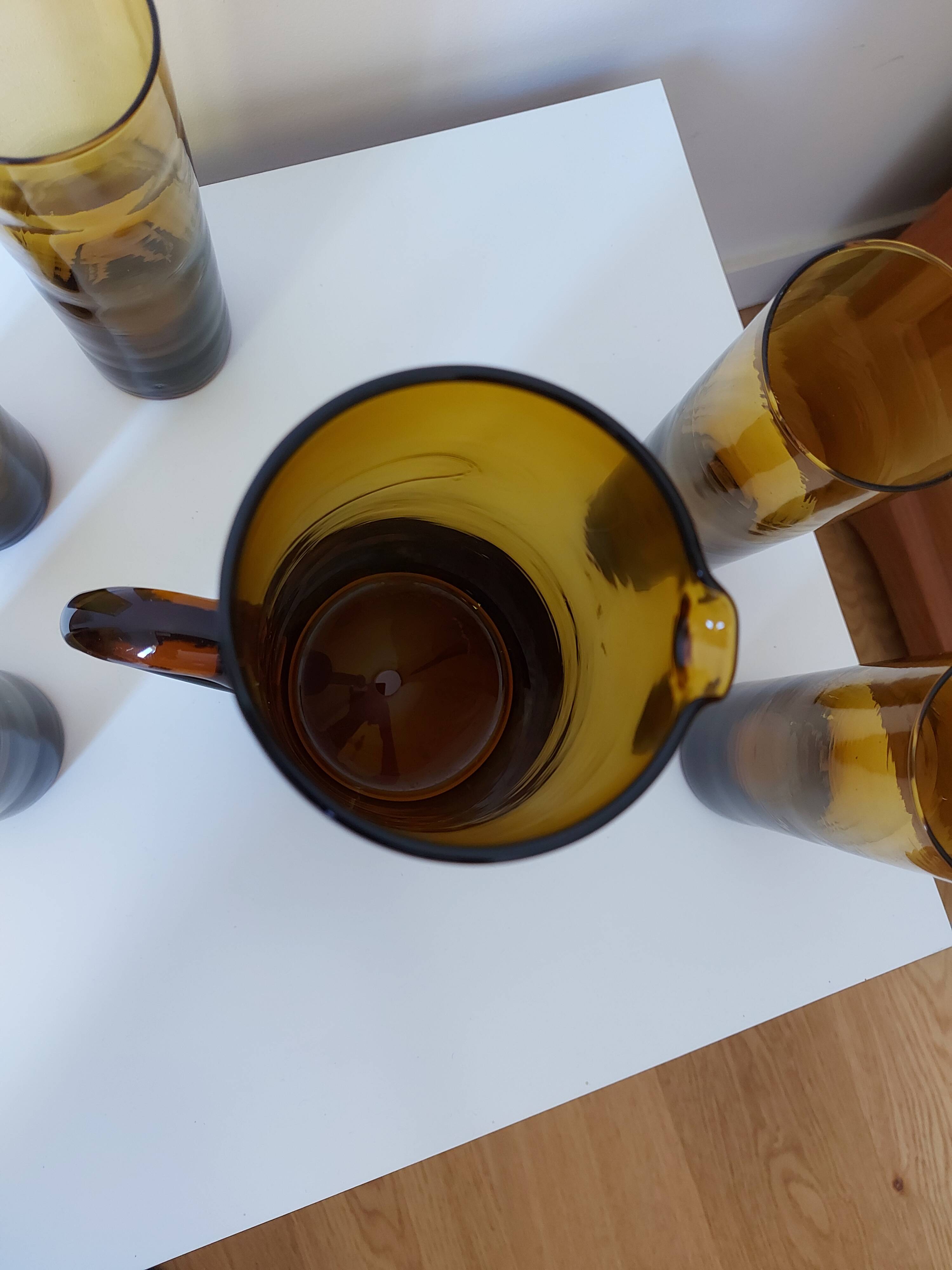 Set carafe and 5 amber glasses