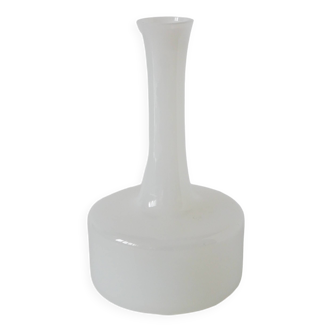 Graphic white opaline vase, 1960, 20 x 11 cm