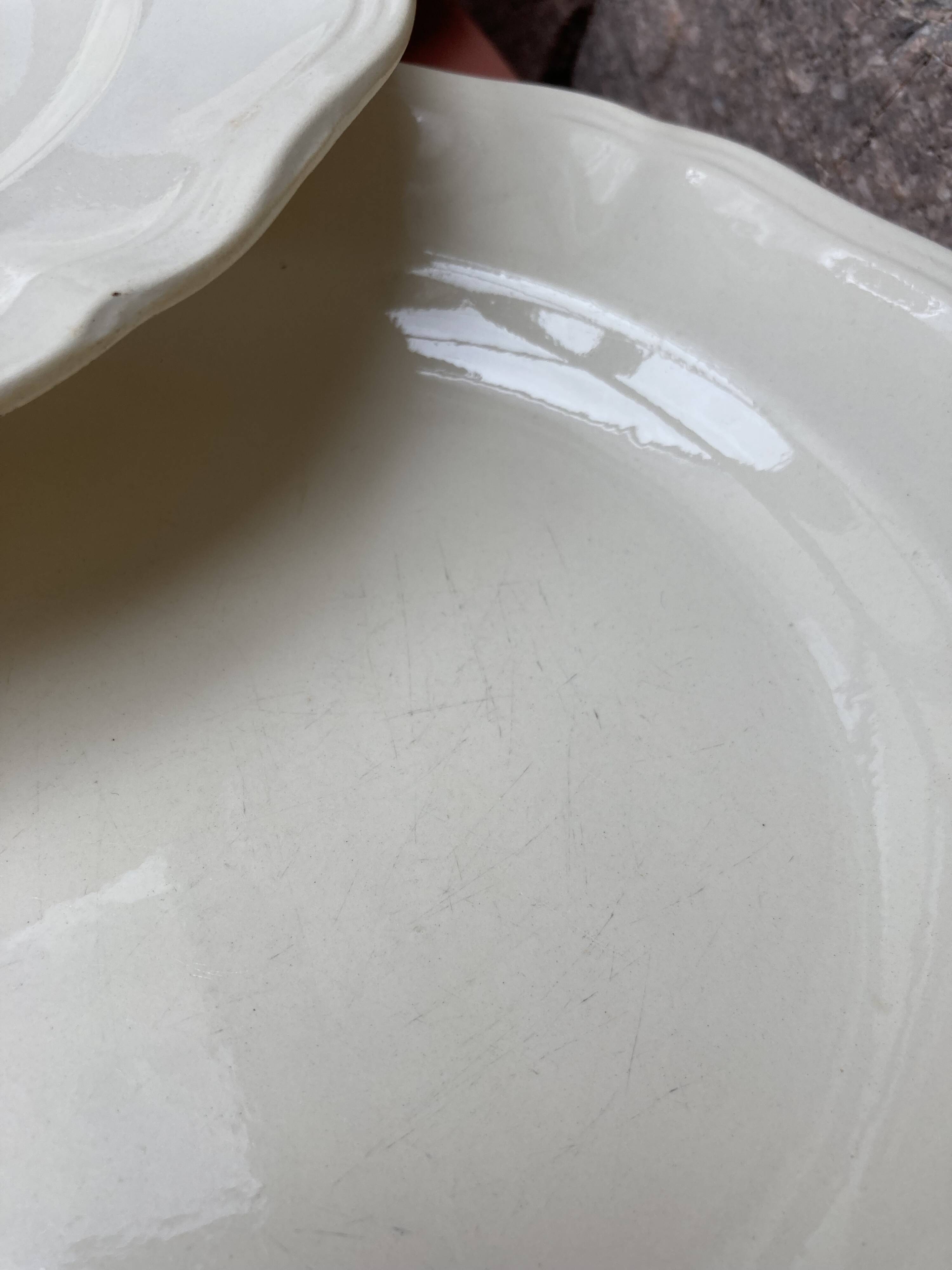 Set of 5 Digoin Sarreguemines plain ivory plates with gadroons