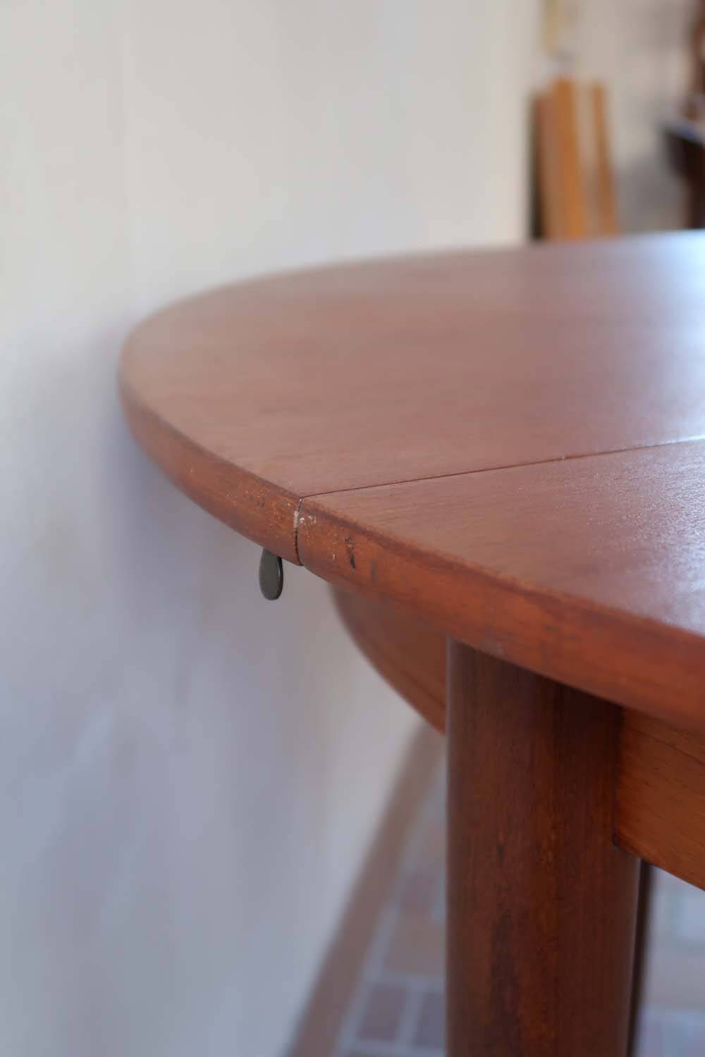 Scandinavian round table