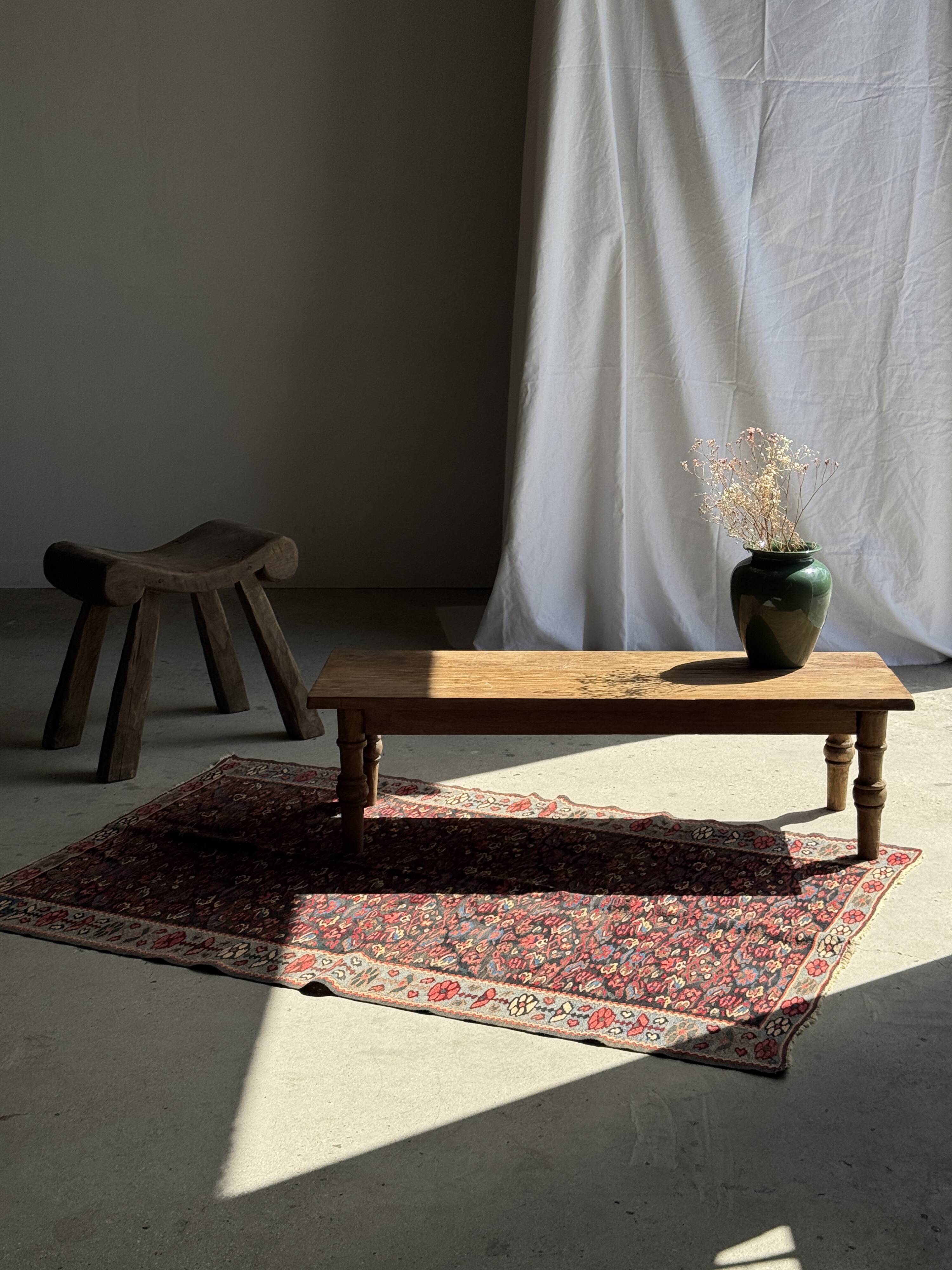 Brown Indonesian teak coffee table, with a border and cylindrical legs H40 L103.