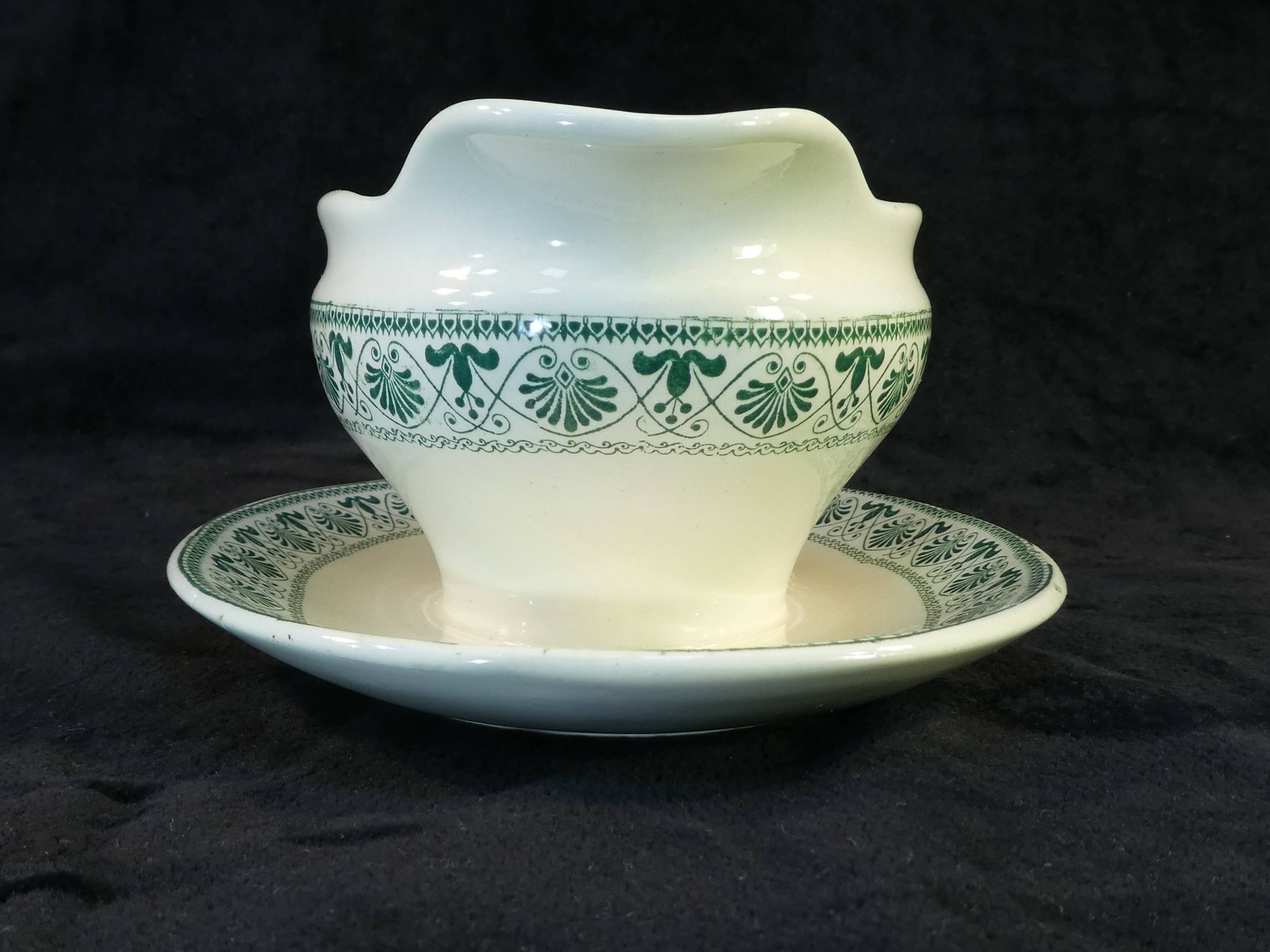 Sauciere en faience Boch freres la louviere décor palmette